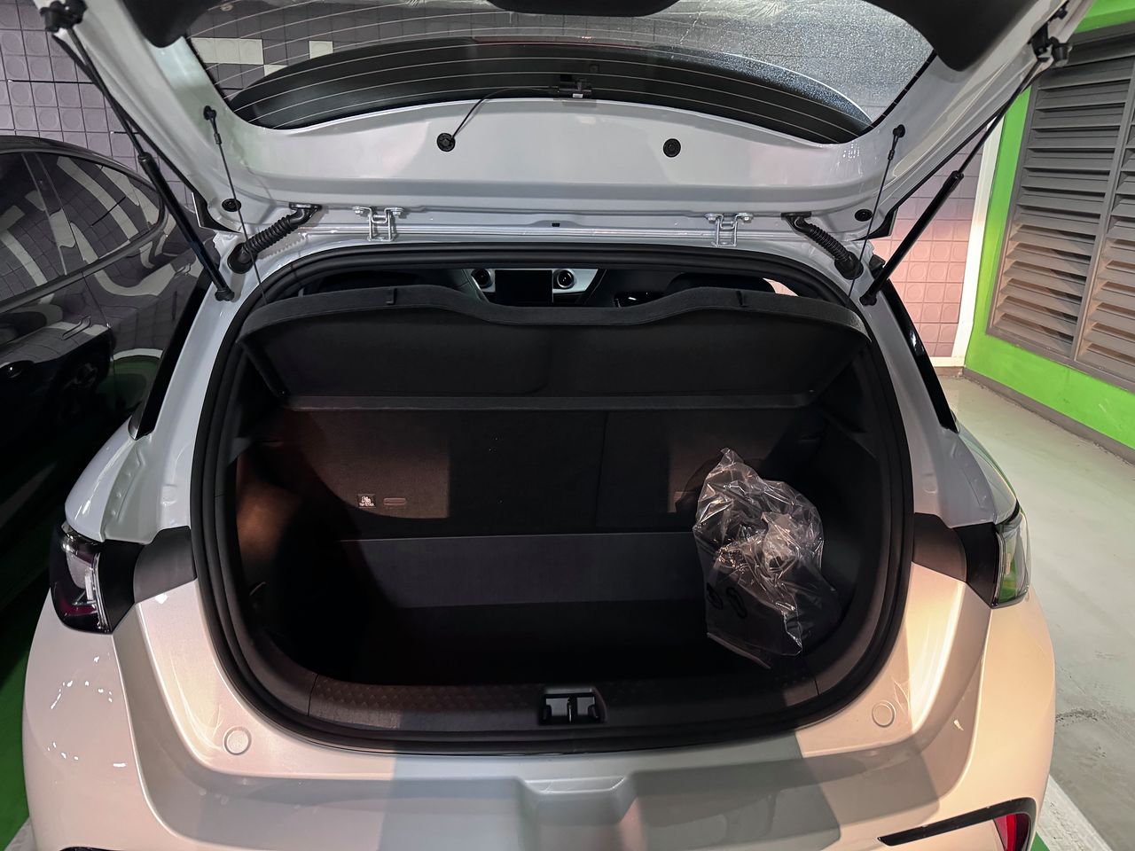 BYD '돌핀'의 2열을 폴딩할 경우 트렁크 공간 등 차량 뒤쪽에 골프백·캐디백 각 2개 정도는 거뜬하게 실을 수 있는 공간이 나왔다. 고석현 기자