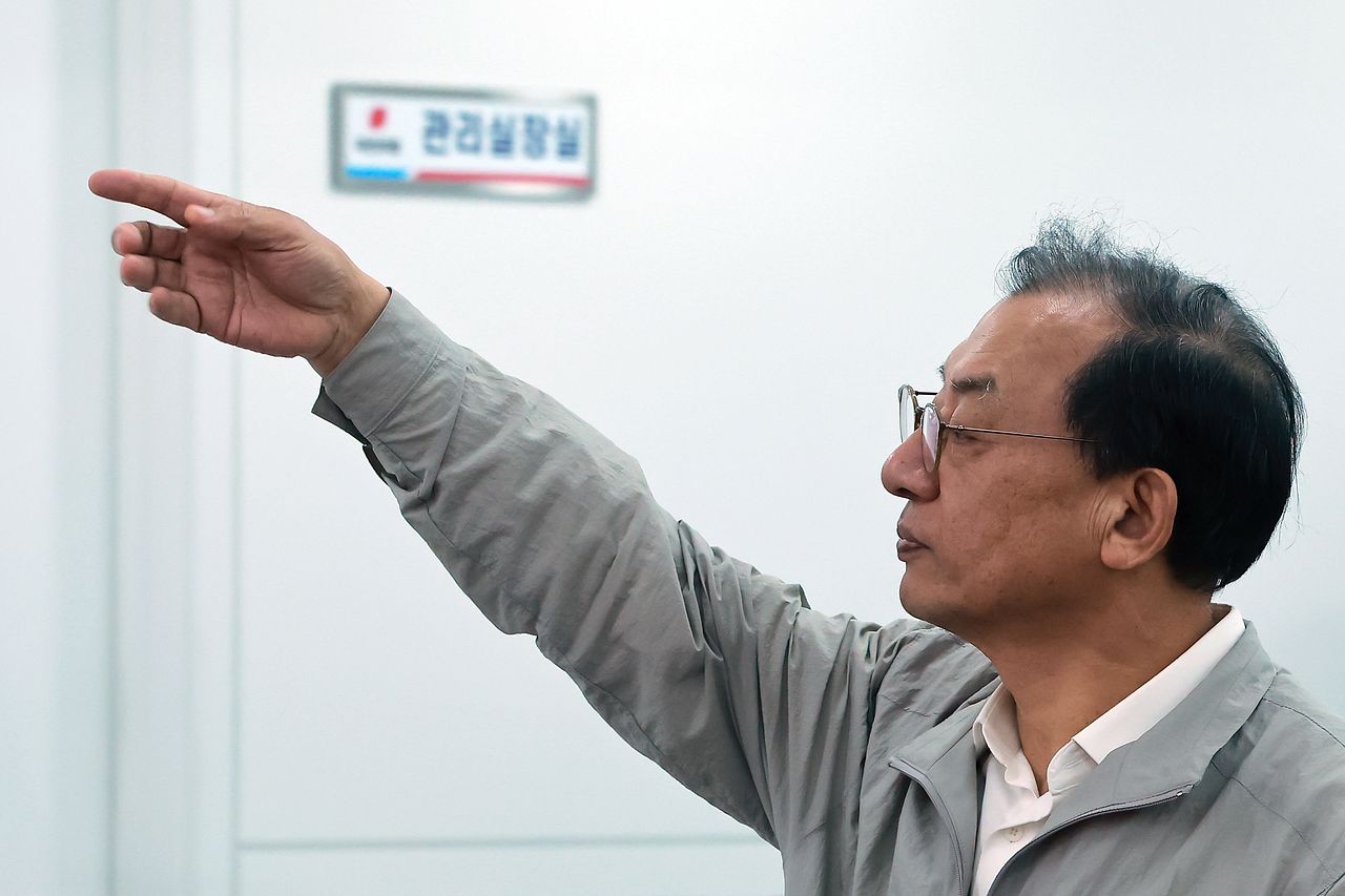 국민의힘 이정현 공천관리위원장이 22일 서울 영등포구 여의도 중앙당사에서 대구시장 후보와 관련해 브리핑하기 위해 단상으로 향하며 단상에 함께 오를 공관위원을 부르고 있다. 이 위원장은 이날 주호영·이진숙 예비후보를 컷오프했다고 밝혔다. 연합뉴스