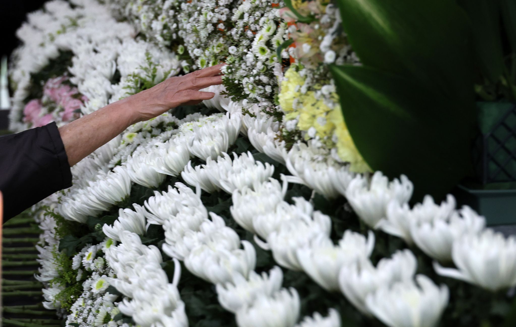 안전공업 화재 희생자 합동분향소에서 한 유족이 아들 이름을 향해 손을 뻗고 있다. 연합뉴스