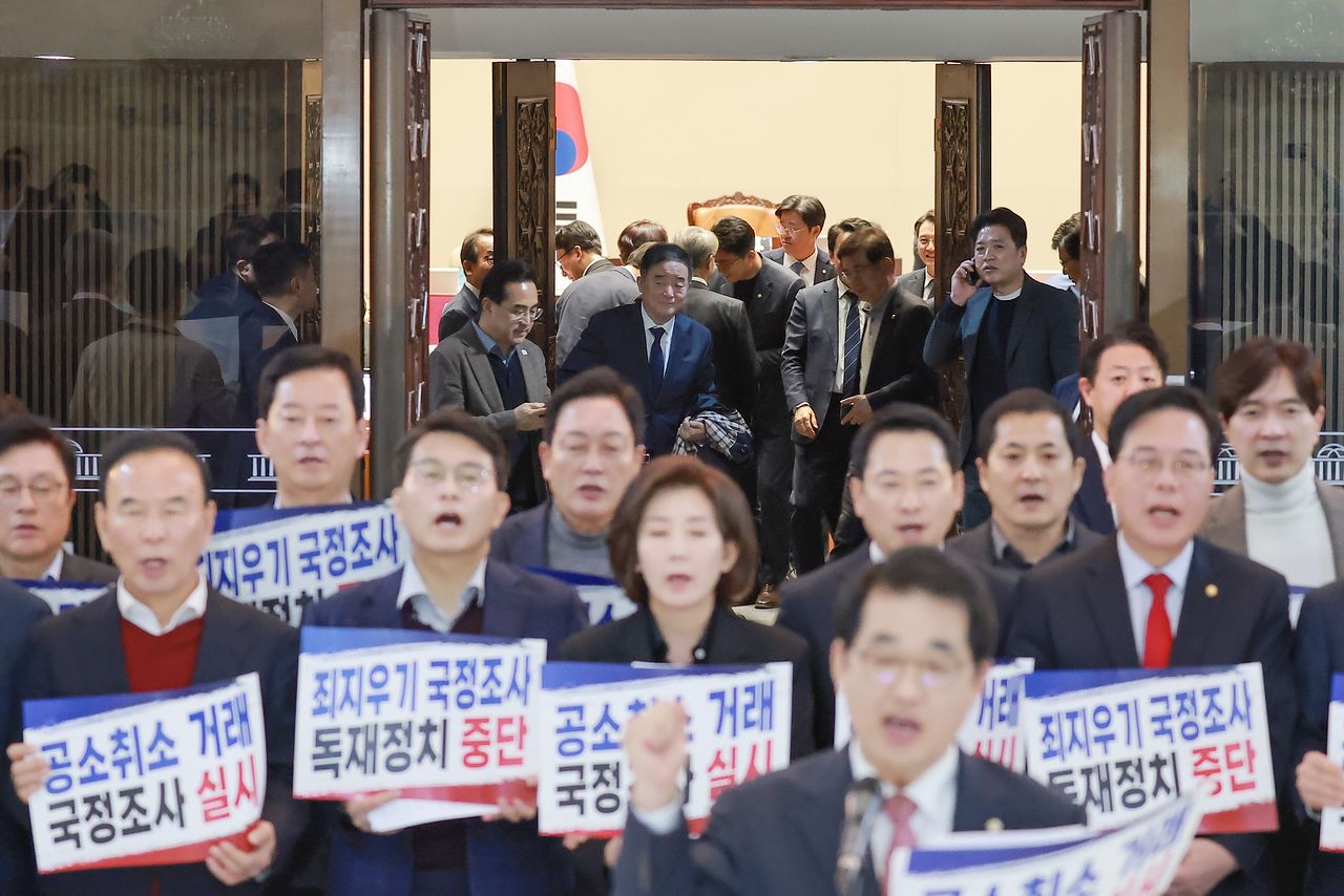 박홍근 기획예산처 장관 후보자 등 더불어민주당 의원들이 22일 국회 본회의장에서 나오는 가운데 국민의힘 장동혁 대표 등 의원들이 국회 로텐더홀에서 윤석열 정권 시절 검찰의 조작기소 의혹에 관한 국정조사' 추진을 규탄하고 있다. 연합뉴스