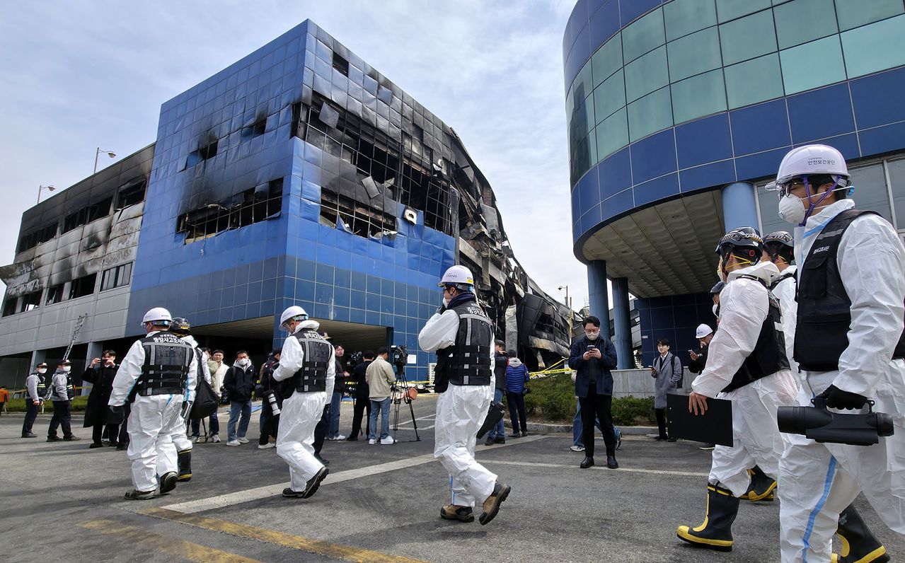 22일 경찰과 소방, 국과수 등이 대형화재가 발생한 대전 대덕산업단지내 자동차 부품공장(안전공업)에서 조사하고 있다. 김성태 객원기자