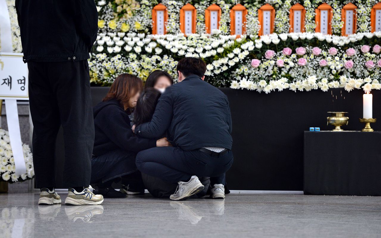 22일 오후 대전 안전공업 화재 희생자 합동분향소가 마련된 대전시청에 고인을 추모하는 조문객의 발길이 이어지고 있다. 김성태 객원기자