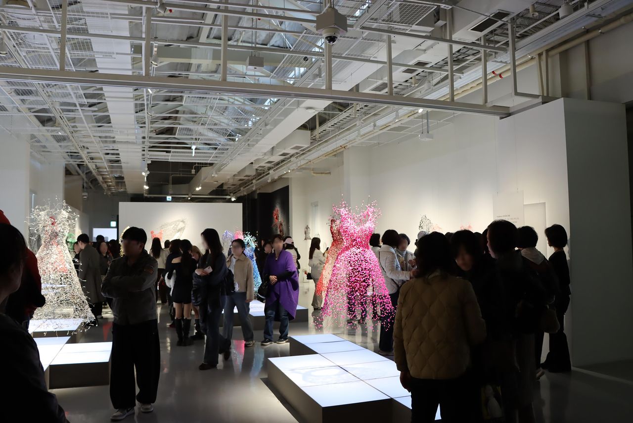 서울공예박물관의 금기숙 기증특별전 ‘댄싱, 드리밍, 엔라이트닝(Dancing, Dreaming, Enlightening)’이 누적 관람객 100만 명을 돌파하며 폐막일인 22일 총 113만 관람객이 예상된다. 사진은 전시장 풍경. 사진 서울공예박물관
