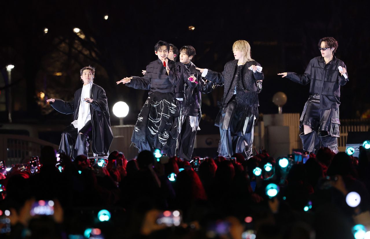그룹 방탄소년단(BTS)이 지난 21일 서울 광화문 광장에서 정규 5집 '아리랑'(ARIRANG) 발매를 기념해 무료 공연 'BTS 컴백 라이브: 아리랑'(BTS THE COMEBACK LIVE｜ARIRANG)을 열고 있다. 연합뉴스