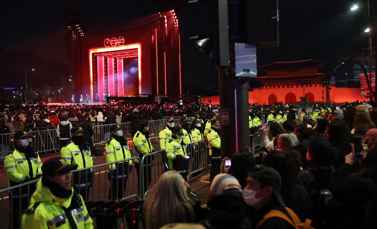 21일 서울 광화문 광장에서 그룹 방탄소년단(BTS)의 정규 5집 '아리랑'(ARIRANG) 발매를 기념해 열린 무료 공연 'BTS 컴백 라이브: 아리랑'(BTS THE COMEBACK LIVE｜ARIRANG)에서 경찰이 광장 외곽 인파 관리를 하고 있다. 연합뉴스