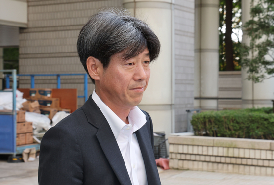 대장동 개발 비리 의혹 사건에 연루된 남욱 변호사가 지난해 10월 31일 서울 서초구 서울중앙지방법원에서 열린 대장동 비리 의혹 1심 선고공판에 출석하던 모습. 남 변호사는 징역 4년을 선고받았다. 뉴스1