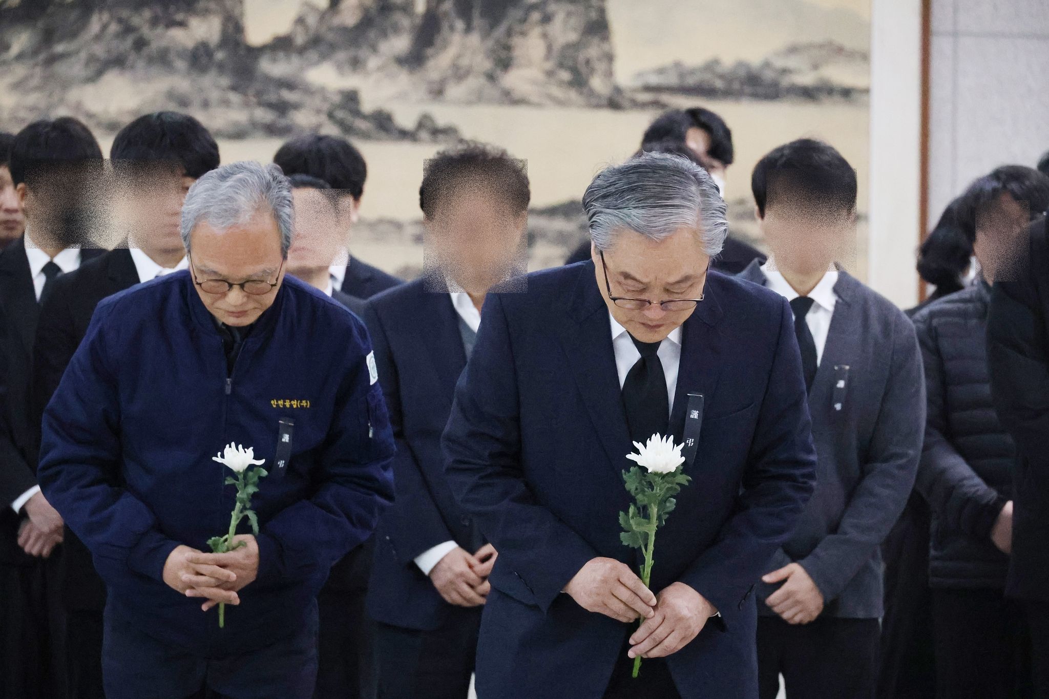 대형 화재로 74명의 사상자가 발생한 대전 안전공업의 손주환 대표이사(오른쪽) 등 임직원들이 22일 대전시청 1층 로비에 마련된 합동분향소를 찾아 희생자들을 추모하고 있다. 연합뉴스