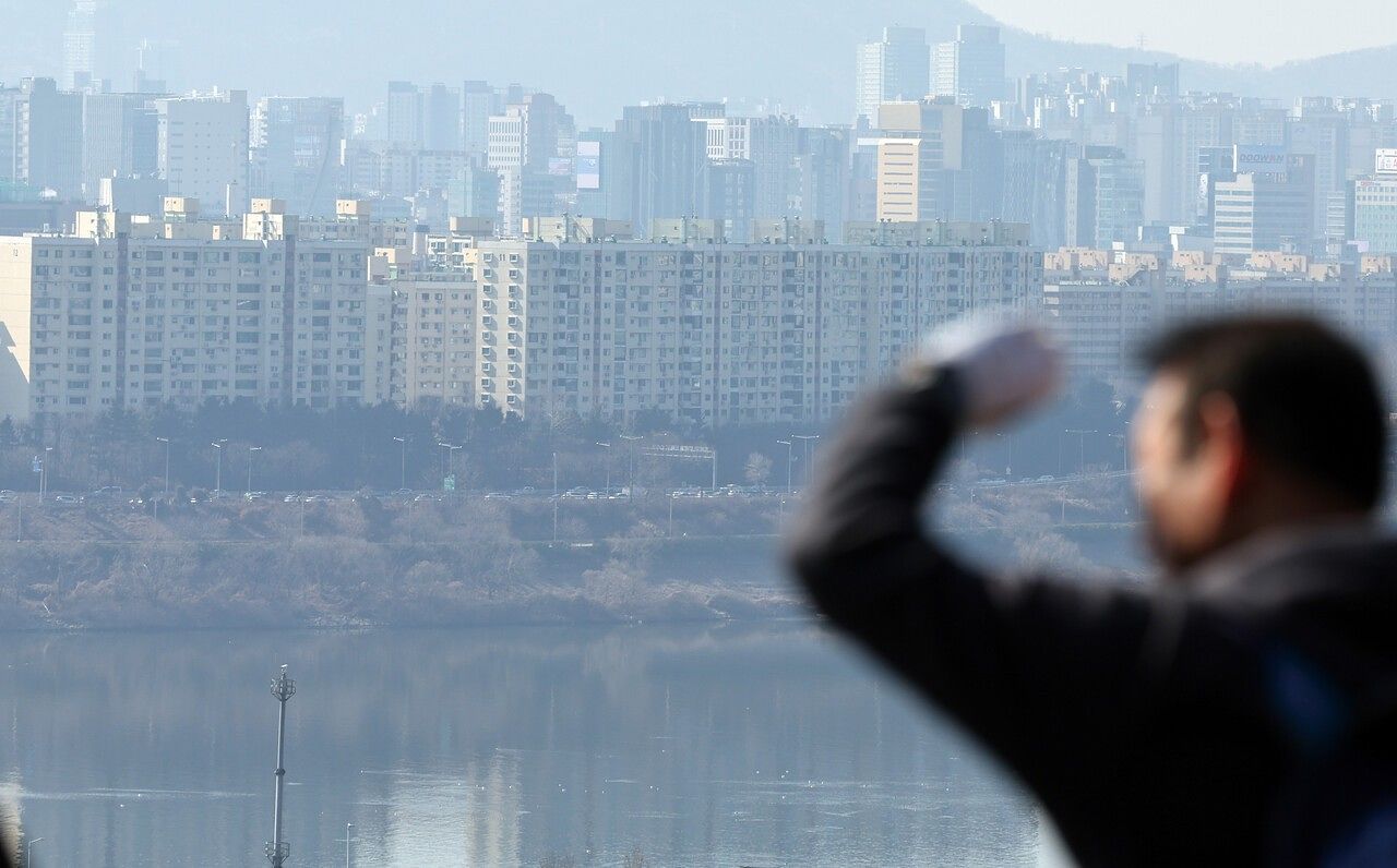 현오석 전 부총리는 “과거 정부들도 부동산 가격 안정화 대책을 반복적으로 내놨지만, 대부분 단기 효과에 그쳤다”면서 “부동산 정책은 단기 처방보다는 ‘지속 가능한 신뢰’가 관건”이라고 했다. 사진은 지난 3월 8일 서울 한강변 아파트 모습. [연합뉴스]