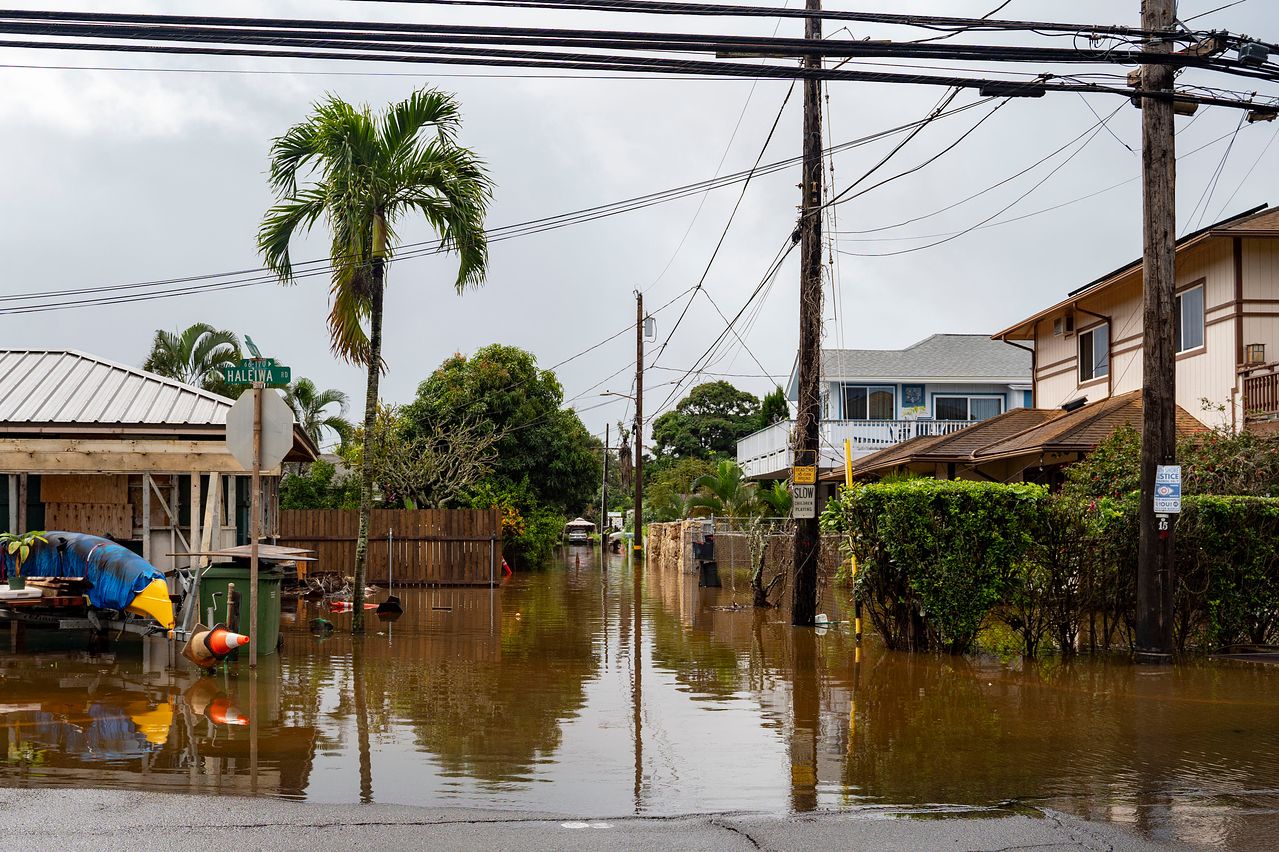 지난 20일(현지시간) 미국 하와이 할레이바지역이 폭우로 도로가 침수돼 있다. AP=연합뉴스