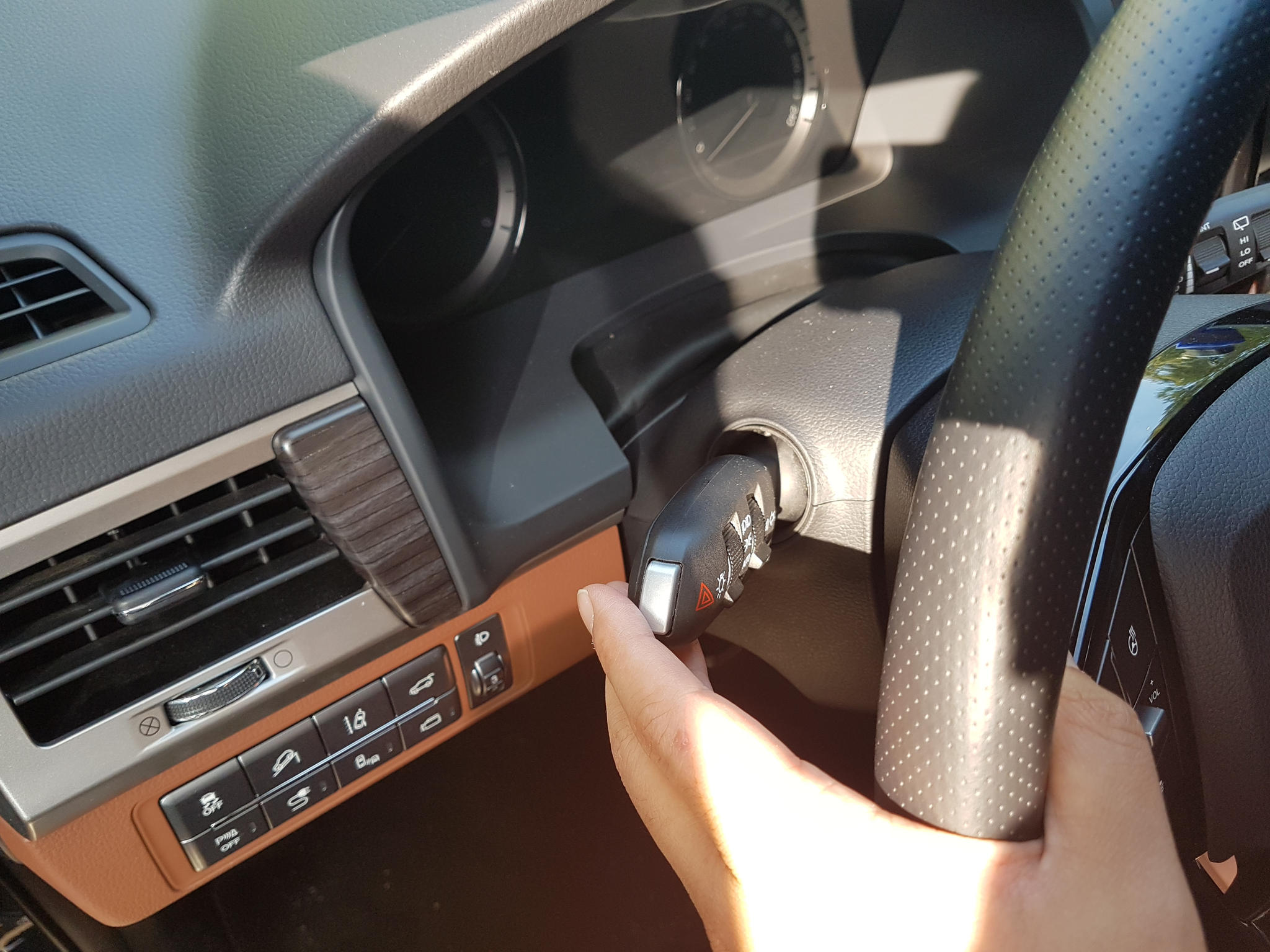 차로 변경 때 깜빡이를 켜지 않으면 범칙금이 부과된다. 중앙일보 