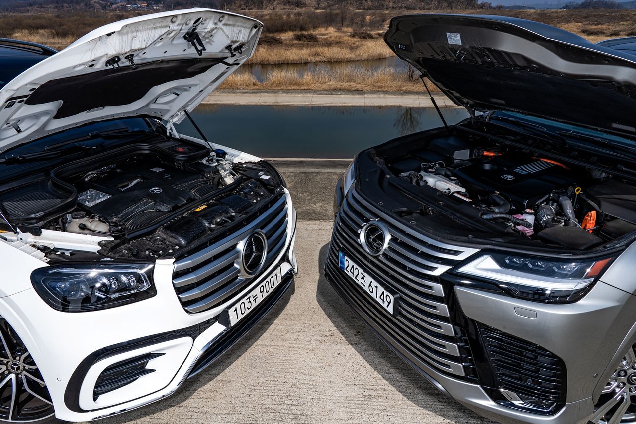  메르세데스-벤츠 GLS 580(왼쪽)과 렉서스 LS 700h.