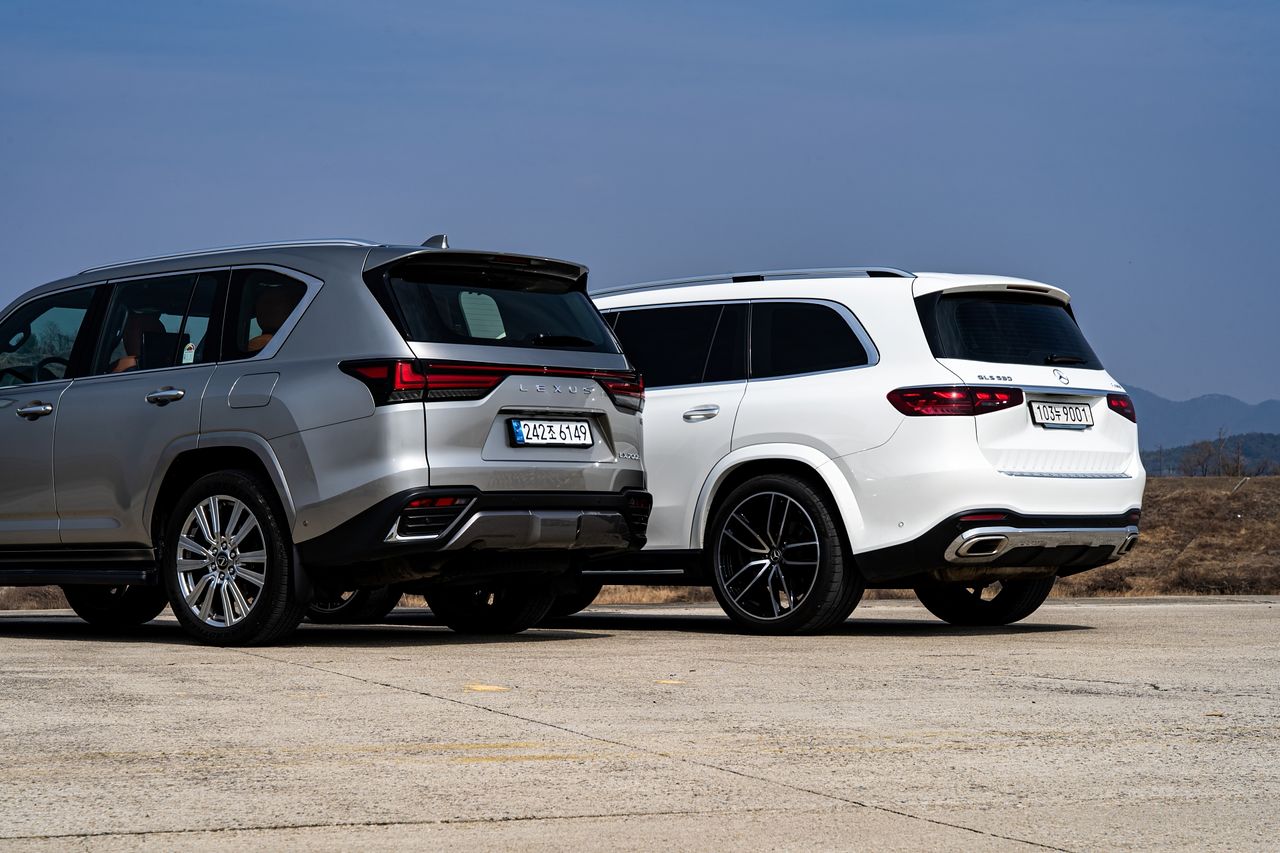  렉서스 LS 700h(왼쪽)와 메르세데스-벤츠 GLS 580.