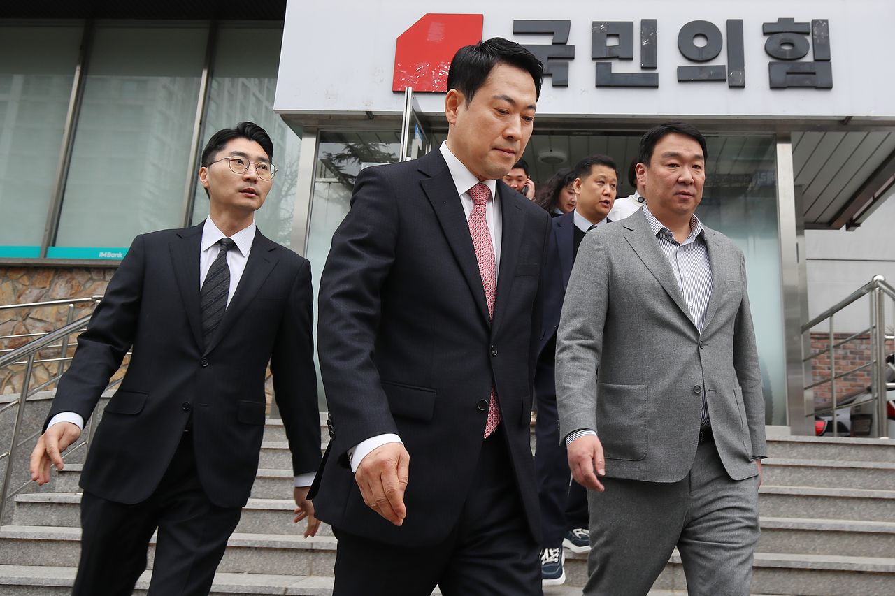 장동혁 국민의힘 대표가 22일 오전 대구 수성구 국민의힘 대구시당에서 지역 의원들과 비공개 회의를 마친 뒤 당사를 떠나고 있다. 뉴스1