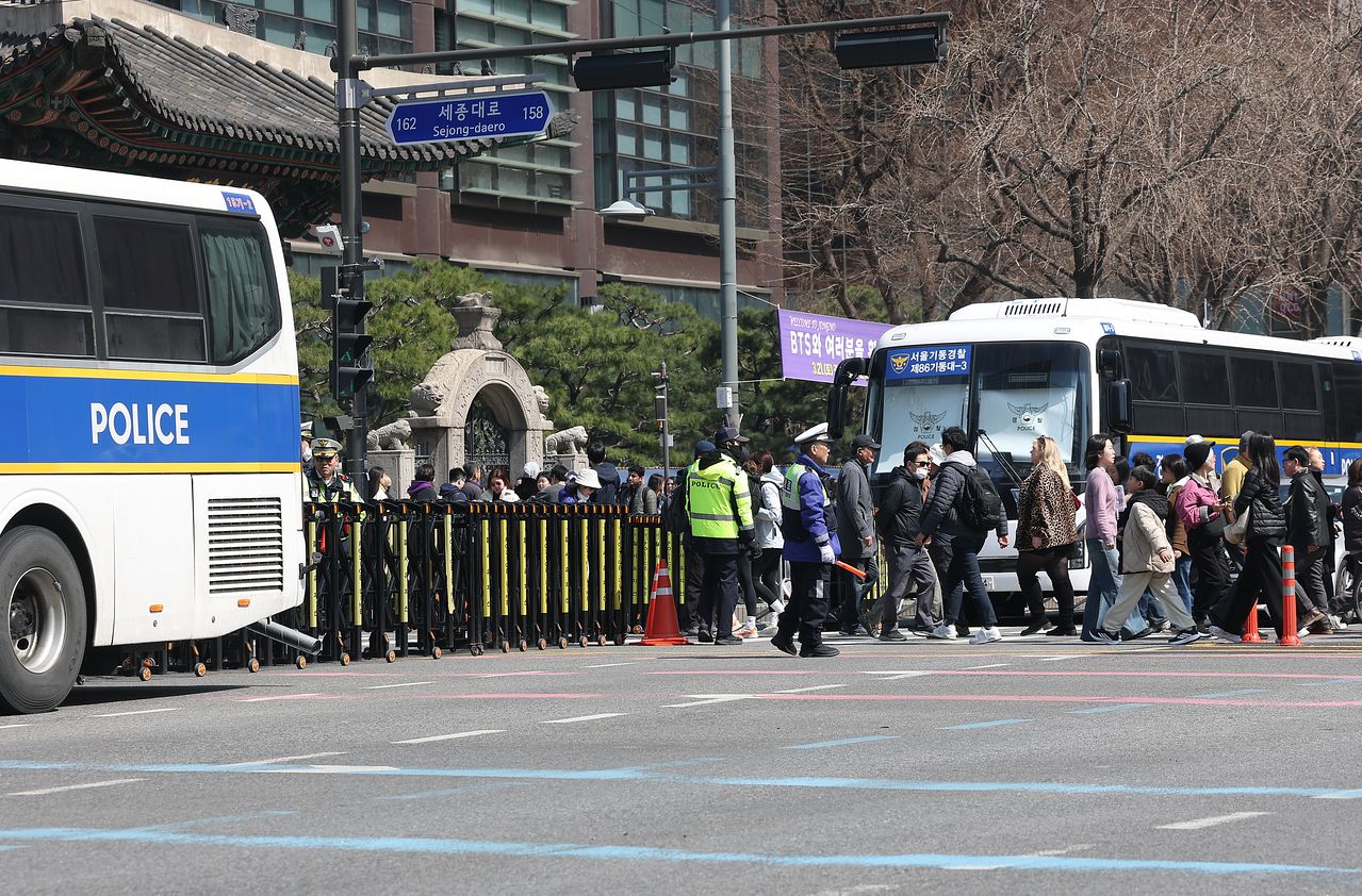 그룹 방탄소년단(BTS)이 정규 5집 '아리랑'(ARIRANG) 발매를 기념해 무료 공연 'BTS 컴백 라이브: 아리랑'(BTS THE COMEBACK LIVE｜ARIRANG)을 여는 21일 서울 광화문 광장 인근에 경찰 버스가 배치돼 있다.연합뉴스