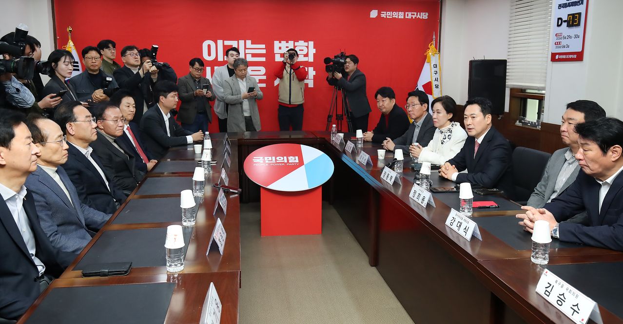 장동혁(오른쪽 셋째) 국민의힘 대표가 22일 오전 대구 수성구 국민의힘 대구시당에서 열린 간담회에 참석해 지역 의원들 앞에서 인사말을 하고 있다. 뉴스1