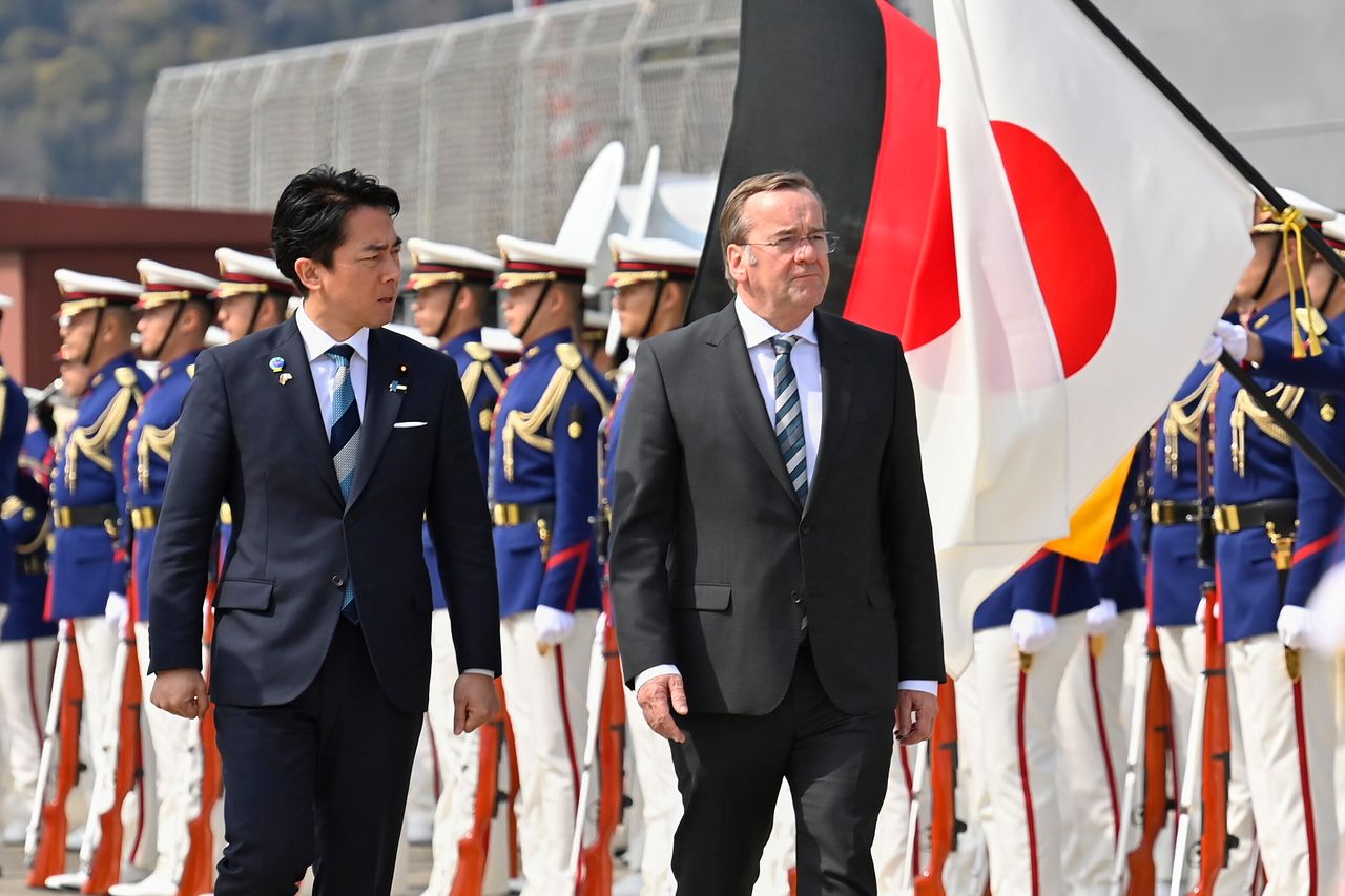 보리스 피스토리우스 독일 국방장관(오른쪽)이 22일 도쿄 인근 요코스카 해상자위대 기지에서 고이즈미 신지로 일본 방위상의 안내를 받으며 의장대를 사열하고 있다. AP=연합뉴스
