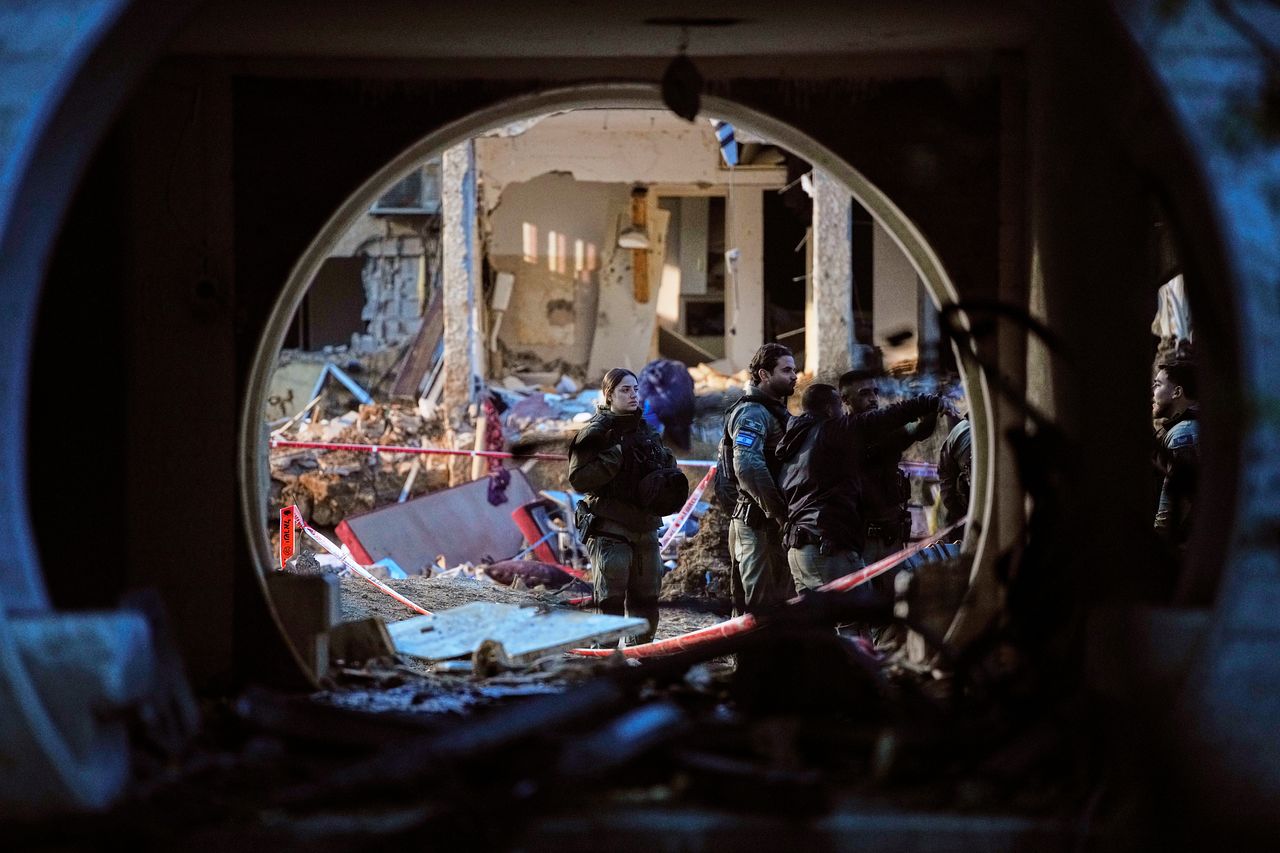 22일(현지시간) 이스라엘 아라드에서 이란의 미사일 공격으로 피해를 입은 주거용 건물. AP=연합뉴스