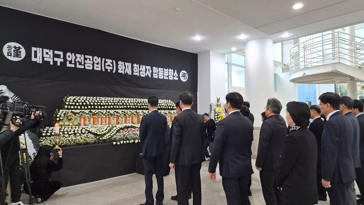 22일 대전시청 1층에 마련된 안전공업 화재 희생자 합동분향소에서 시민과 공무원들이 조문을 하고 있다. 이규림 기자