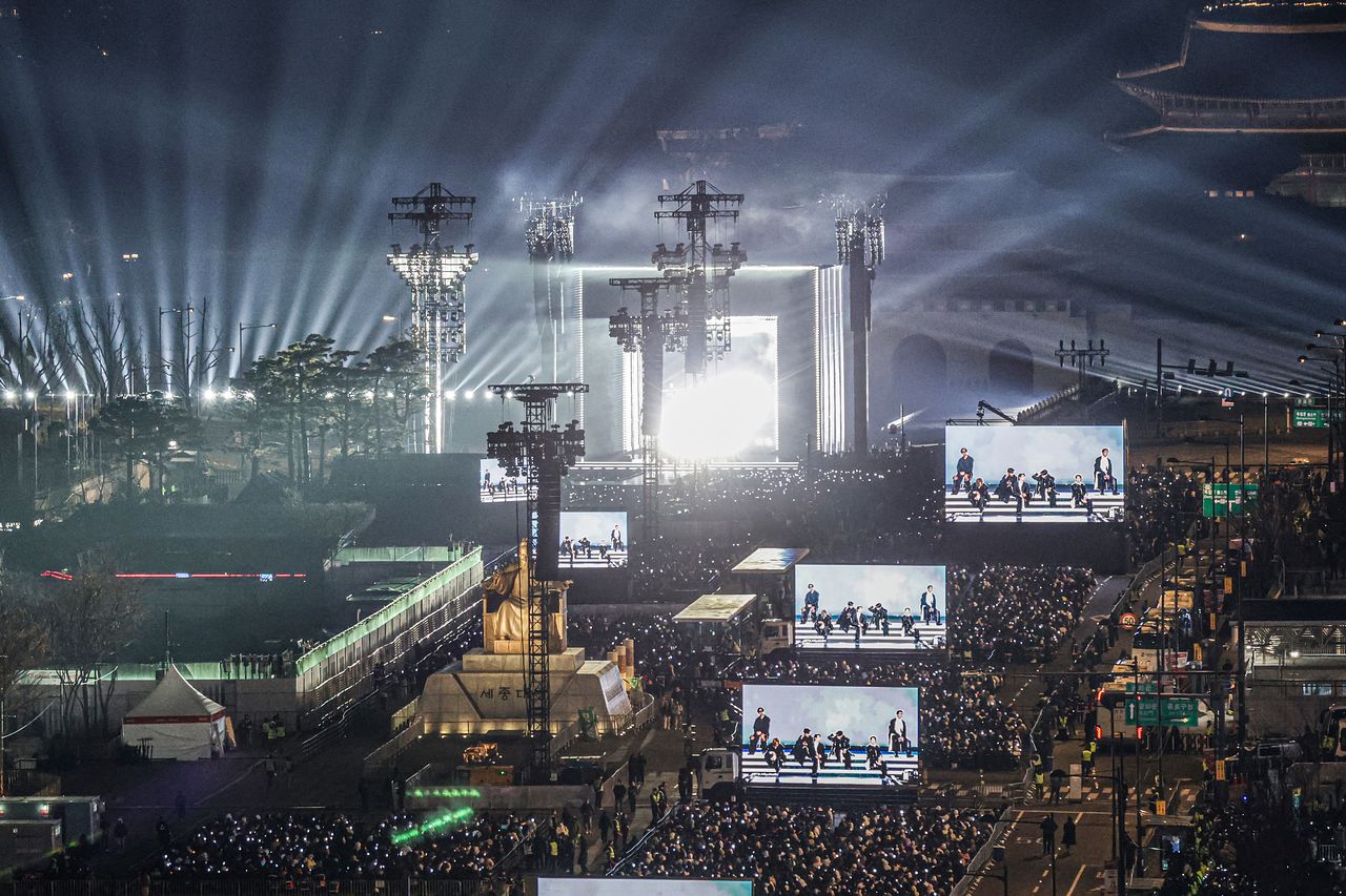 그룹 방탄소년단(BTS)이 21일 서울 광화문 광장에서 정규 5집 '아리랑'(ARIRANG) 발매를 기념해 무료 공연 'BTS 컴백 라이브: 아리랑'(BTS THE COMEBACK LIVE｜ARIRANG)을 열고 있다. 사진공동취재단