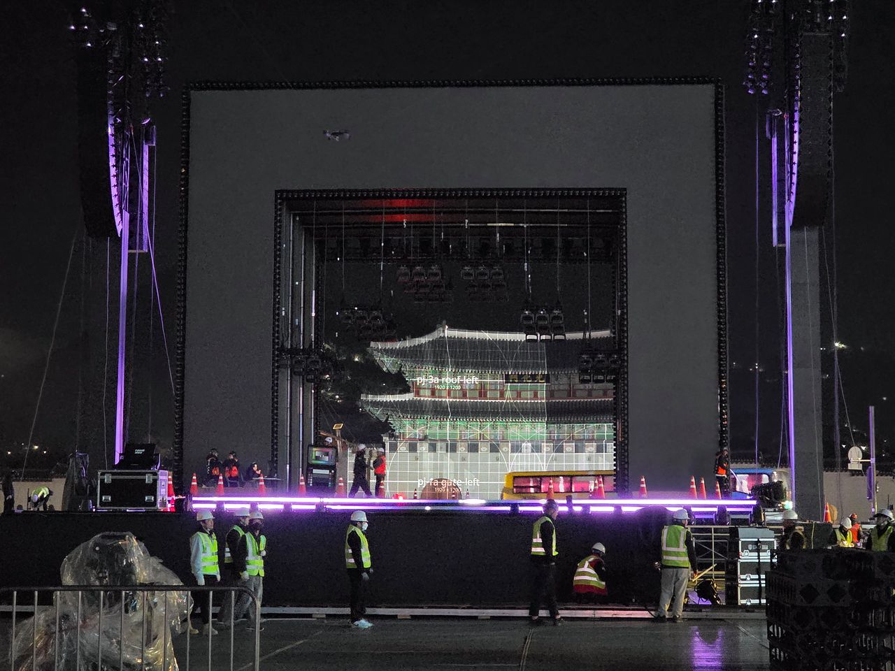  20일 밤, BTS 컴백 공연을 위해 설치중인 무대 너머로 광화문이 보인다. 사진 송원섭 기자