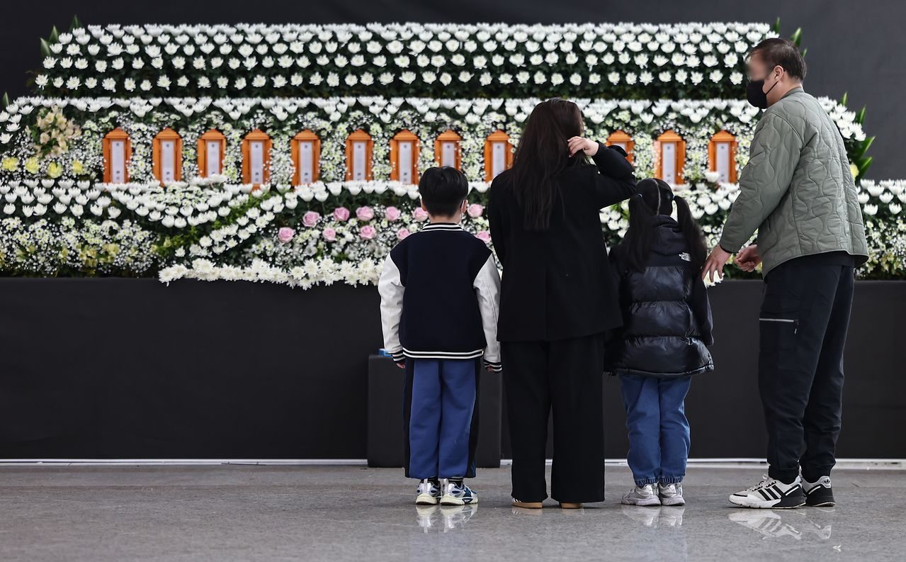 22일 대전시청에 마련된 대전 안전공업 화재 희생자 합동분향소에서 시민들이 조문을 하고 있다. 뉴스1