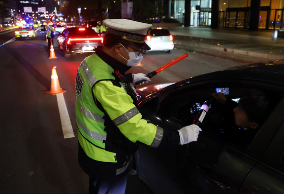 지난해 11월 21일 오후 서울 공덕역 인근에서 경찰이 음주운전 단속을 실시하고 있다. 이 기사과 관련 없는 사진. 연합뉴스