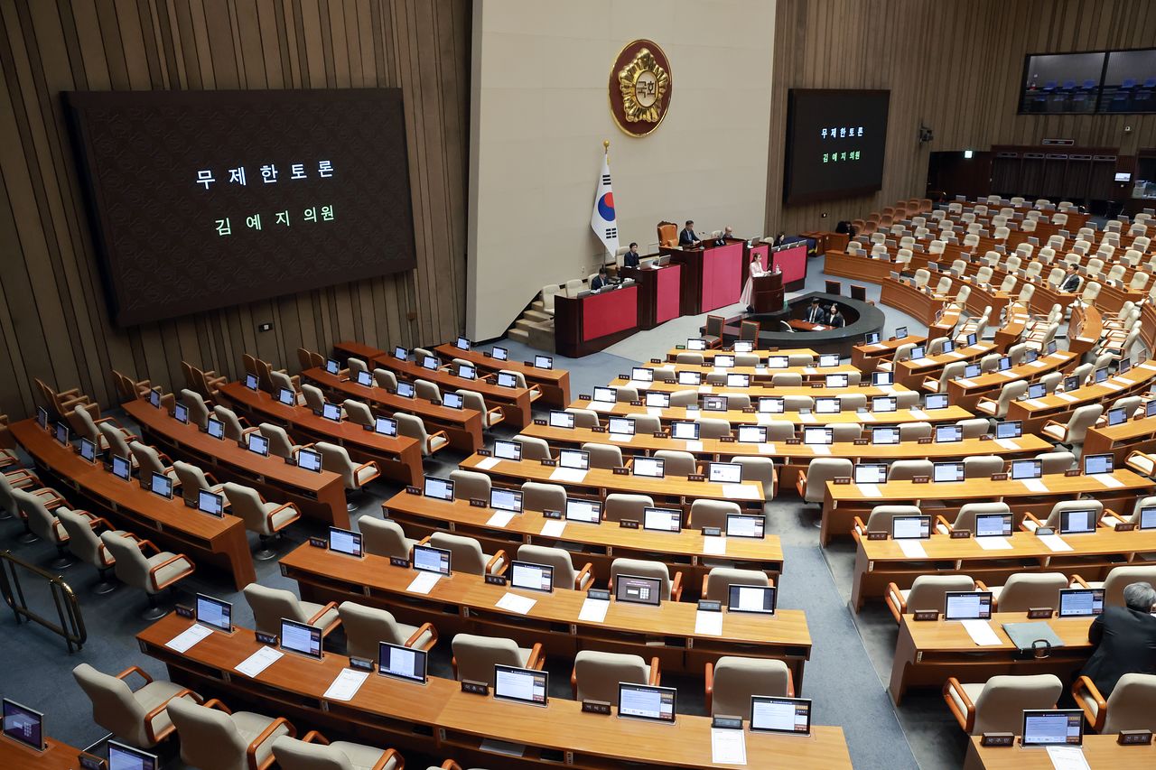 김예지 국민의힘 의원이 22일 국회에서 열린 3월 임시국회 2차 본회의에서 전날 상정된 '윤석열 정권 정치검찰 조작기소 의혹 사건 진상규명 국정조사계획서 승인의 건'에 대해 무제한 토론을 하고 있다. 연합뉴스