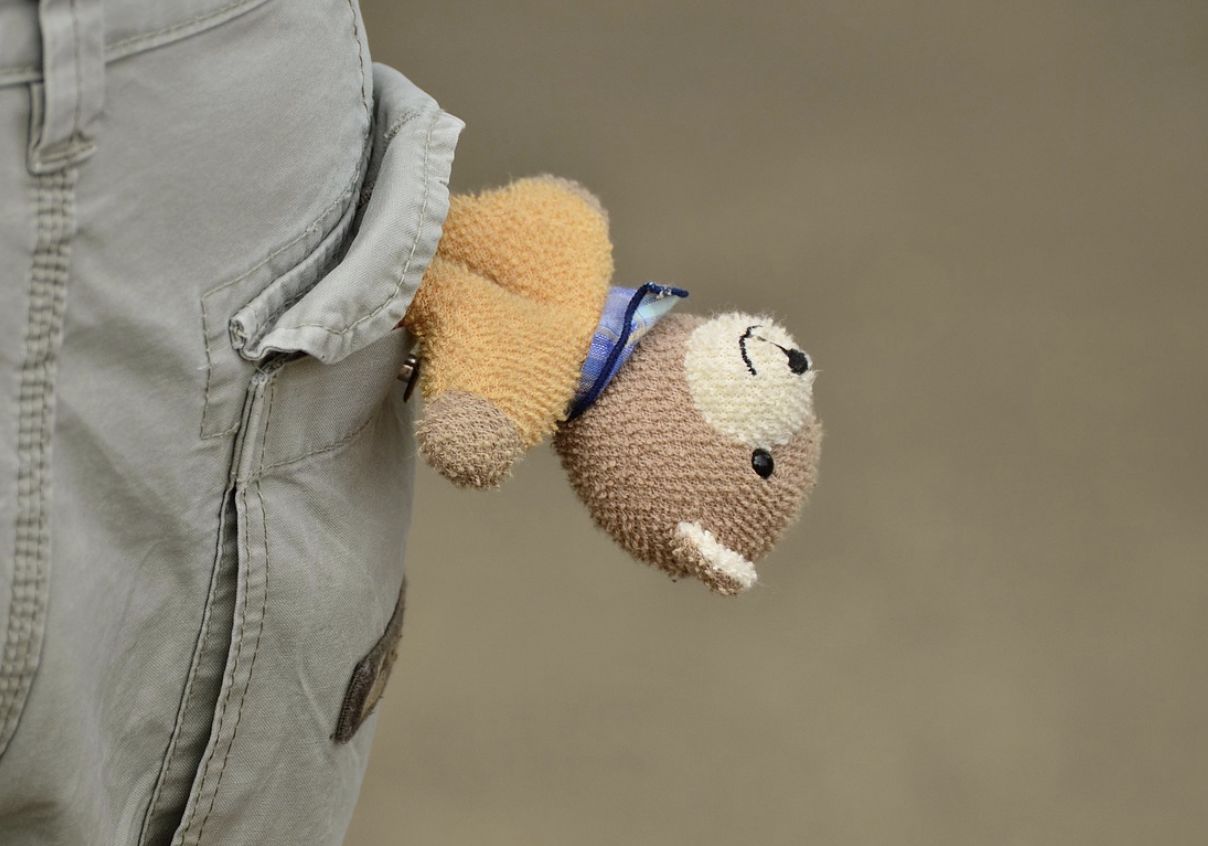 아동 바지에 달린 곰인형. 사진 픽사베이