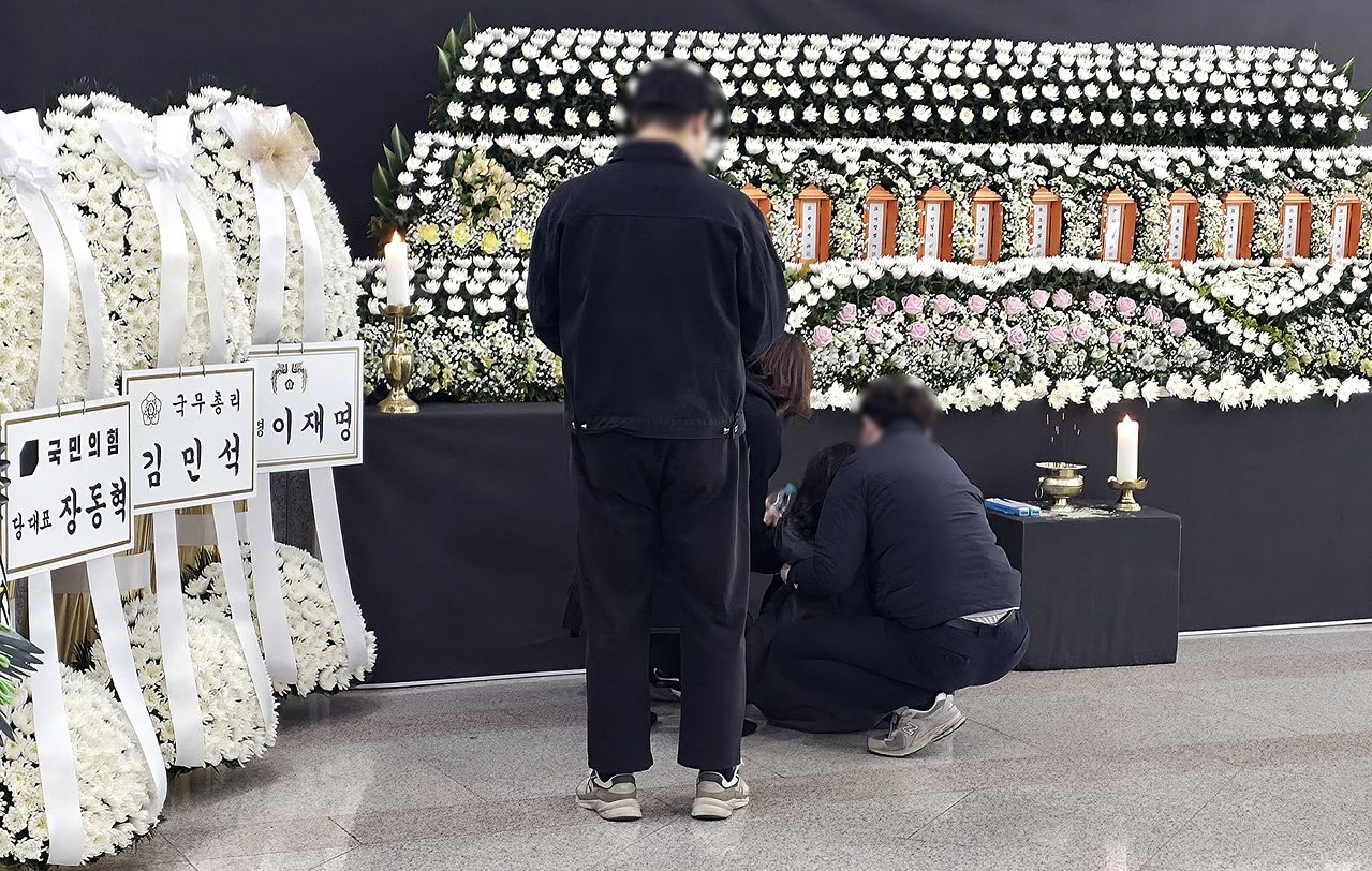 22일 오후 대전 안전공업 화재 희생자 합동분향소가 마련된 대전시청을 찾은 시민들이 조문하고 있다. 김성태 객원기자