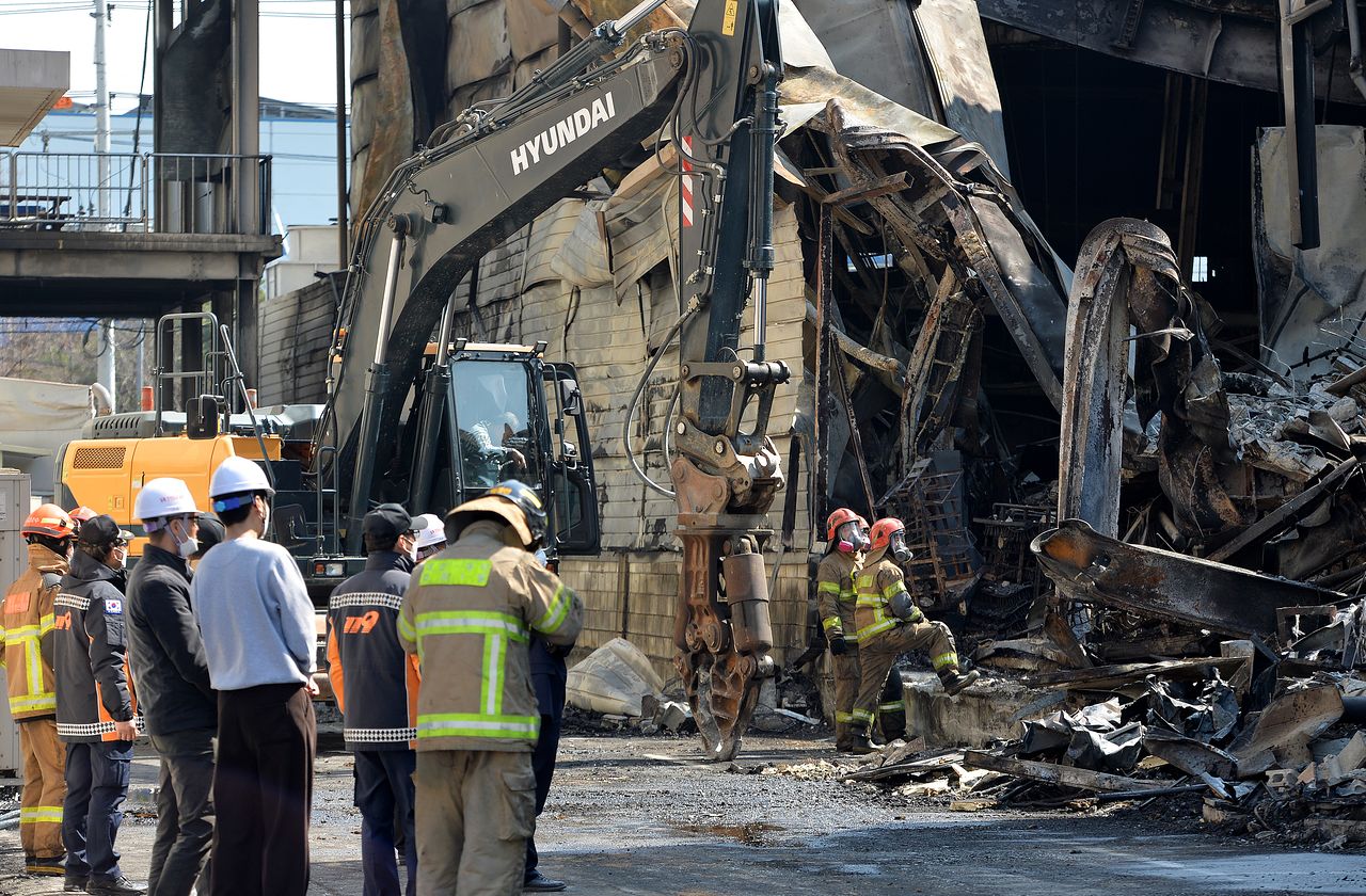대형화재로 많은 인명 피해가 발생한 대전 대덕산업단지의 한 자동차 부품공장 화재 현장에서 21일 오후 소방당국과 경찰 등이 실종자 수색에 총력을 기울이고 있다. 김성태 객원기자
