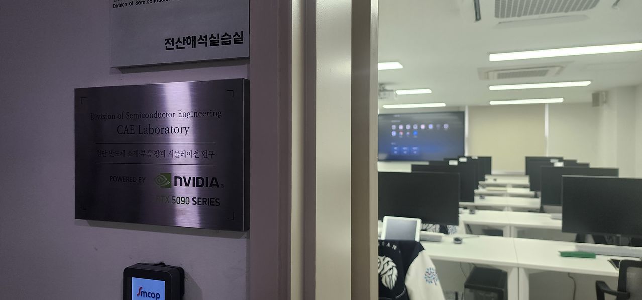 지난 18일 경기 용인 명지대 반도체공학부 전산해석실습실. 실습실 앞 하단 문패에 연두색 엔비디아 로고가 박혔다. 김민상 기자