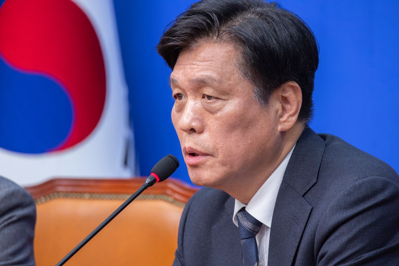 더불어민주당 조승래 사무총장이 22일 국회에서 열린 기자간담회에서 20206년 지방선거 후보 공천과 관련해 설명하고 있다. 연합뉴스