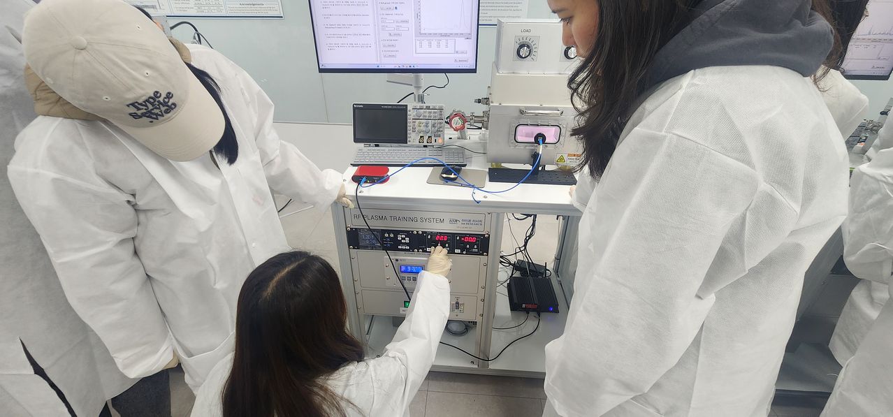 지난 18일 경기 용인 명지대 반도체공학부에서 학생들이 진공 상태에서 플라즈마 실험을 하고 있다. 기체를 이온 상태로 만든 플라즈마는 반도체 성능 테스트에 쓰인다. 김민상 기자