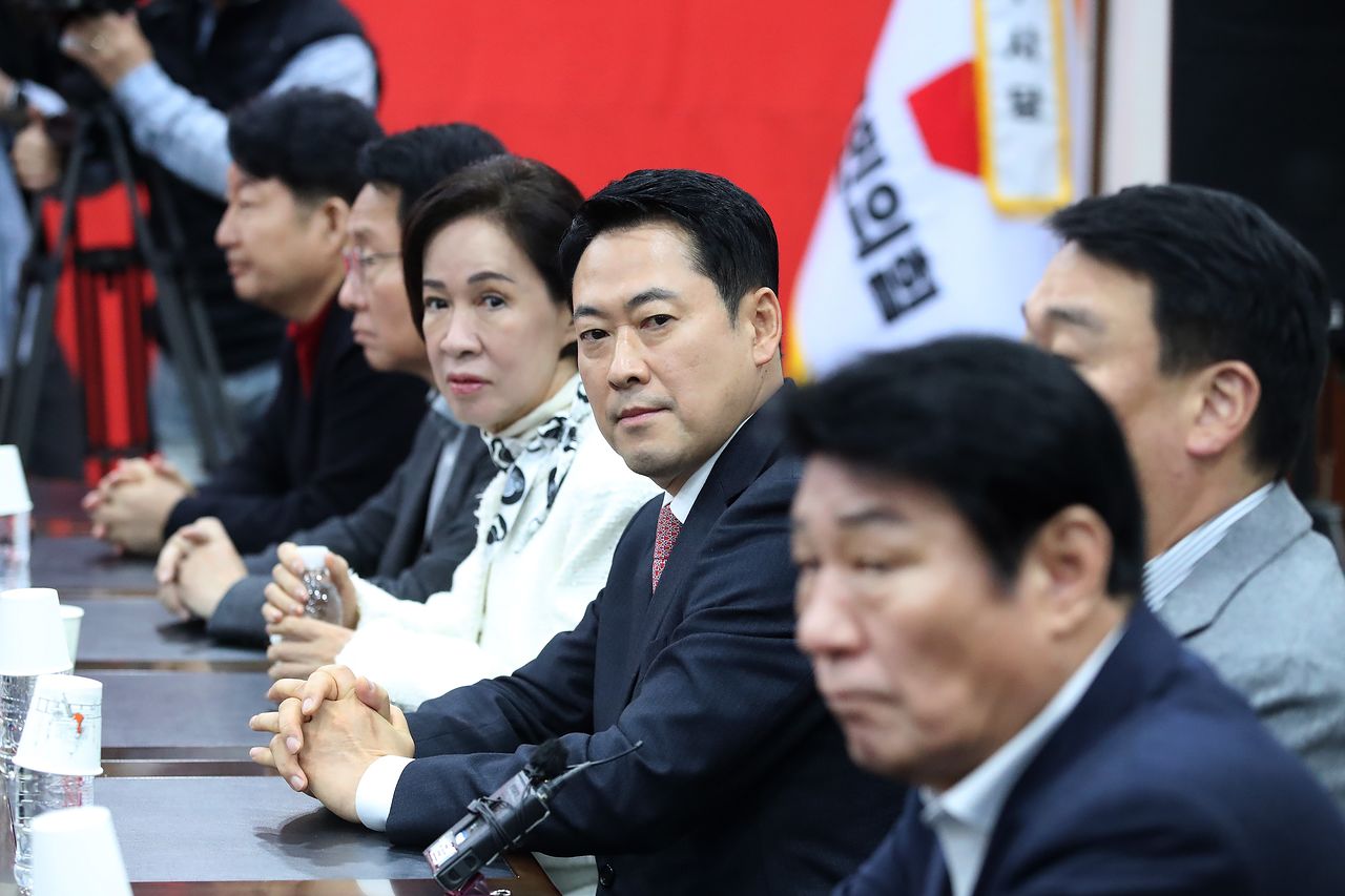 장동혁 국민의힘 대표가 22일 오전 대구 수성구 국민의힘 대구시당에서 지역 의원들과 가진 비공개 연석회의에 참섯해있다. 뉴스1