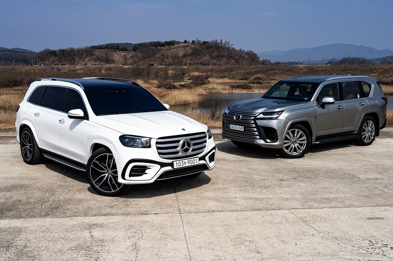  메르세데스-벤츠 GLS 580(왼쪽)과 렉서스 LS 700h.