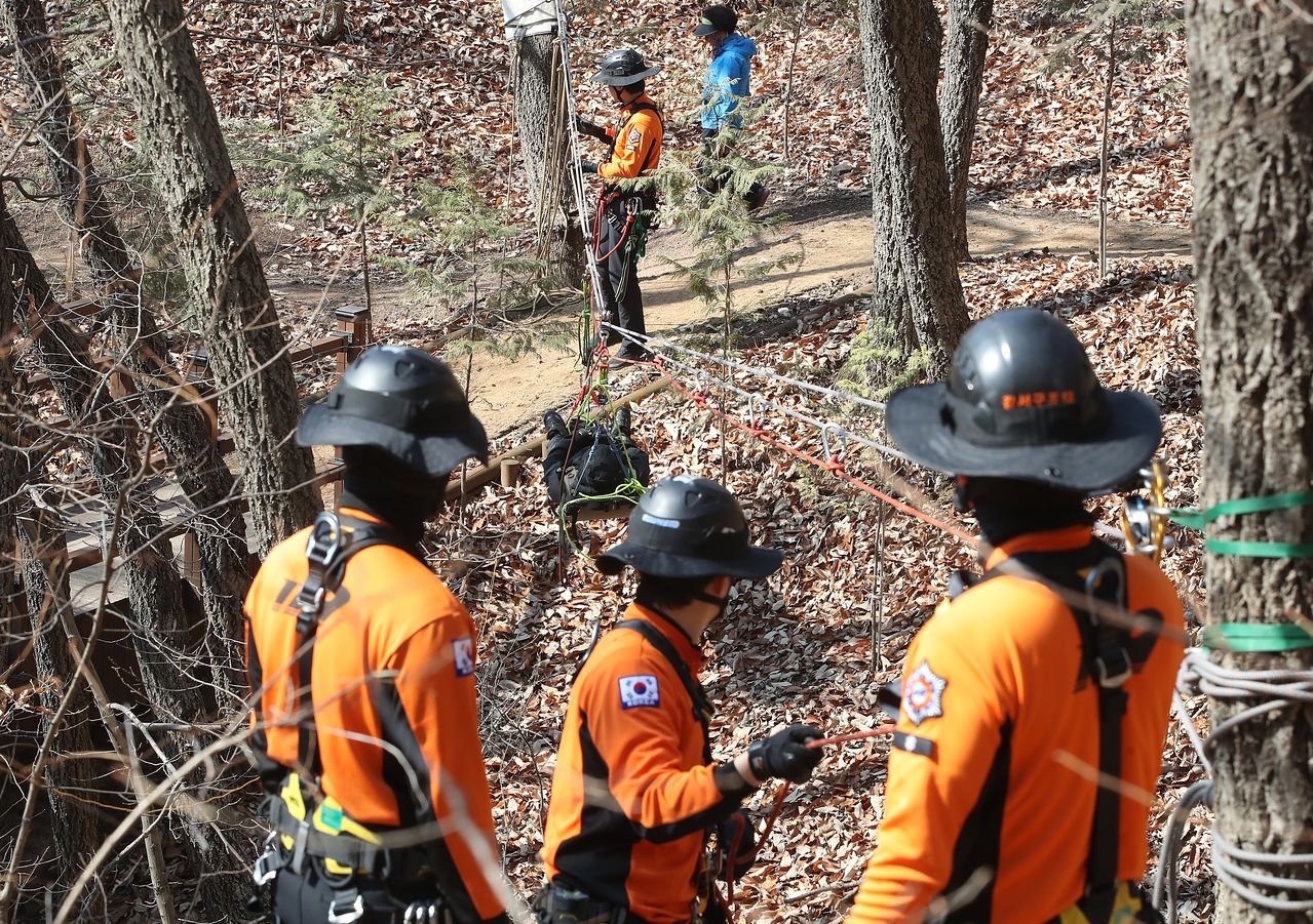 3월19일 오전 대구강서소방서 119구조대원들이 달서구 와룡산에서 열린 '봄철 산악사고 대비 특별구조훈련'에서 추락한 부상자를 밧줄(로프)로 구조하는 수평구조 훈련을 하고 있다. [뉴스1]