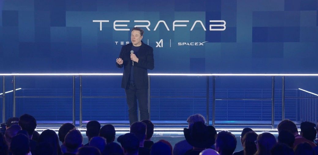 일론 머스크 테슬라 최고경영자(CEO)가 21일(현지시간) '테라팹 프로젝트'를 발표하고 있다. 사진 X 라이브 캡처