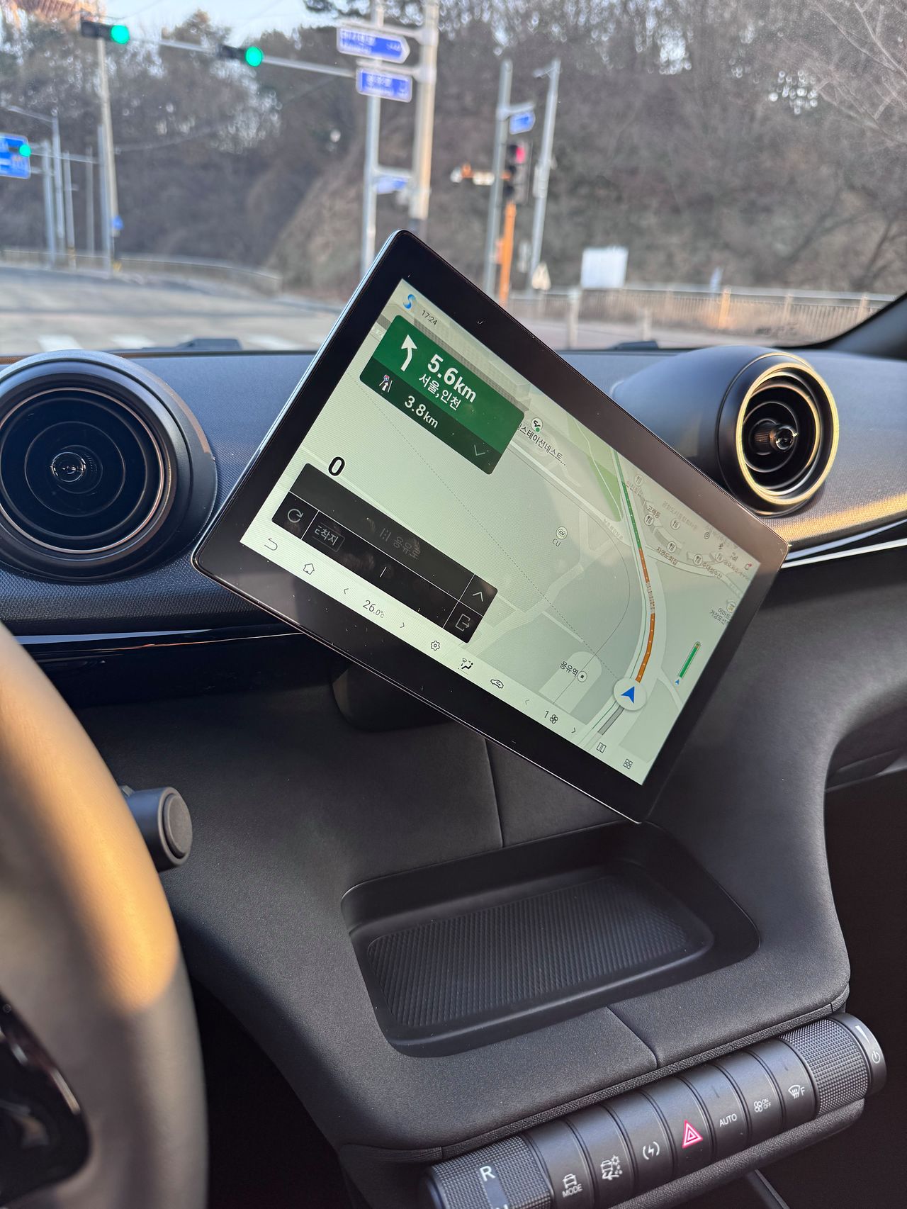 BYD '돌핀'의 회전식 10.1인치 센터 디스플레이는 필요에 따라 가로방향↔세로방향으로 돌릴 수도 있었다. 고석현 기자