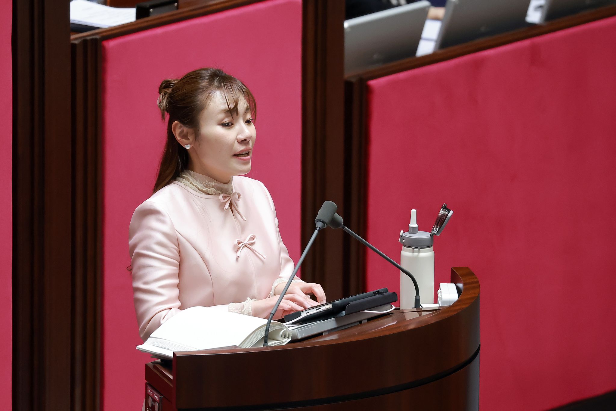 김예지 국민의힘 의원이 지난 22일 국회에서 열린 3월 임시국회 2차 본회의에서 전날 상정된 '윤석열 정권 정치검찰 조작기소 의혹 사건 진상규명 국정조사계획서 승인의 건'에 대해 반대 취지로 무제한 토론을 하고 있다. 연합뉴스