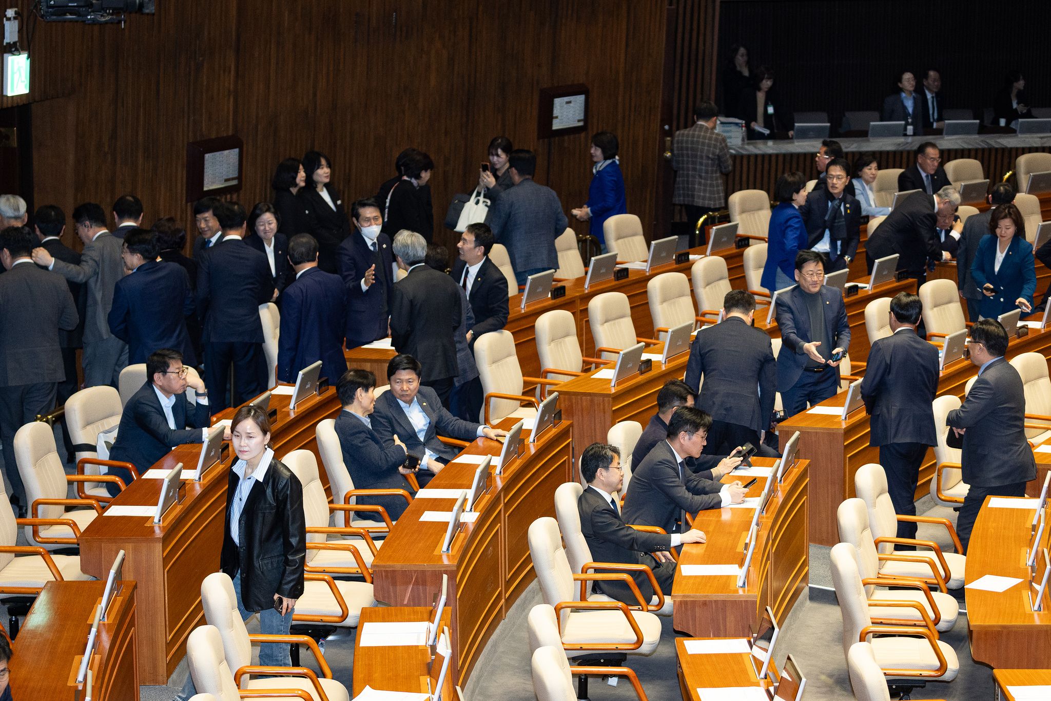 21일 서울 여의도 국회에서 열린 제433회 국회(임시회) 제2차 본회의에서 윤석열 정권 정치검찰 조작기소 의혹 사건 진상규명 국정조사계획서 승인의 건에 대한 김예지 국민의힘 의원의 무제한토론(필리버스터)이 시작되자 여당 의원들이 본회의장을 나서고 있다. 뉴스1