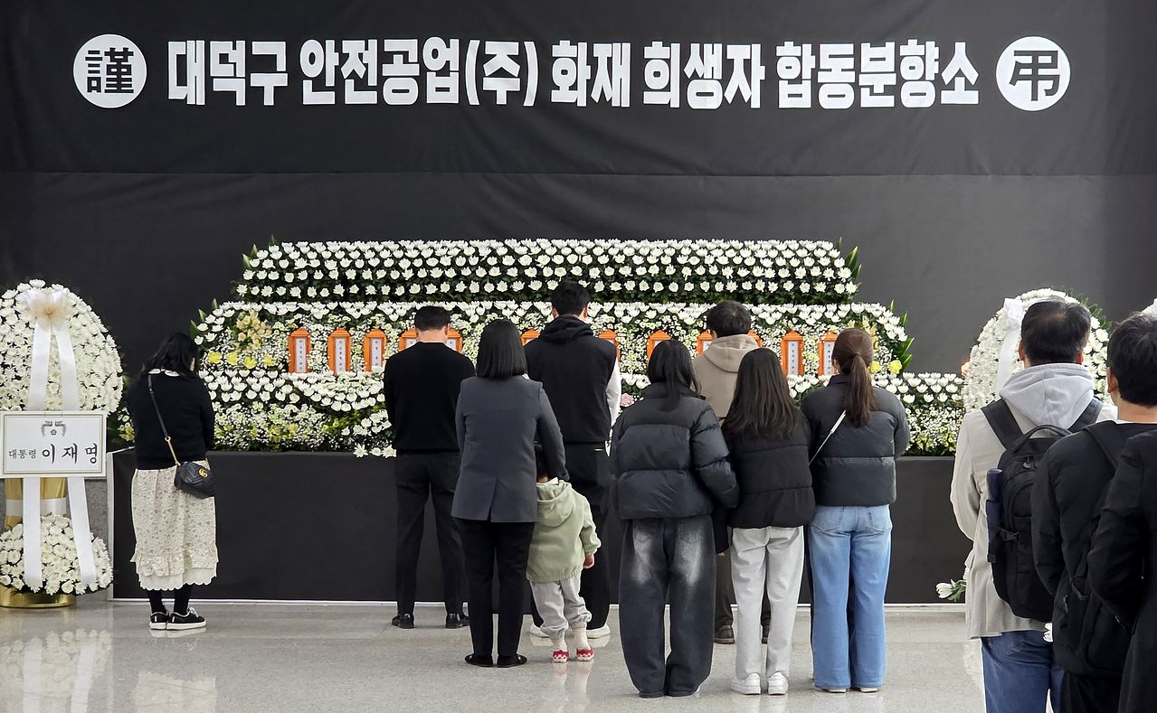 22일 오후 대형화재로 많은 인명 피해가 발생한 대전 안전공업 화재 희생자 합동분향소가 마련된 대전시청을 찾은 시민들이 고인을 조문하고 있다. 김성태 객원기자