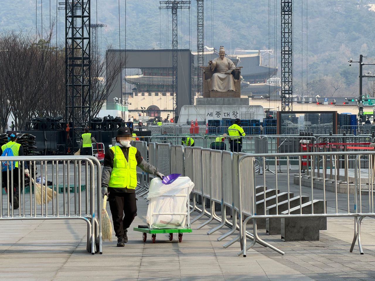 방탄소년단(BTS) 공연 이튿날인 22일 오전 서울 광화문광장을 정리하는 관계자. 임성빈 기자