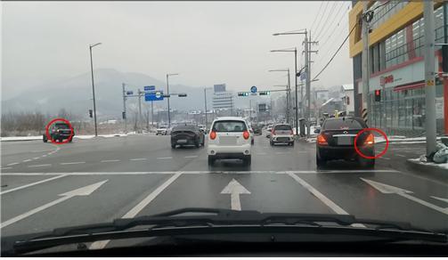 우회전 때 방향지시등을 켠 차량. 중앙일보 