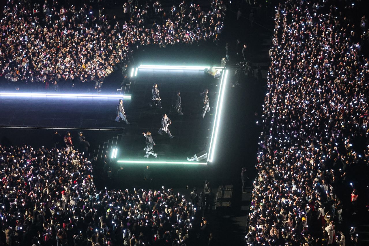 그룹 방탄소년단(BTS)이 지난 21일 서울 광화문 광장에서 정규 5집 '아리랑'(ARIRANG) 발매를 기념해 무료 공연 'BTS 컴백 라이브: 아리랑'(BTS THE COMEBACK LIVE｜ARIRANG)을 열고 있다. 연합뉴스