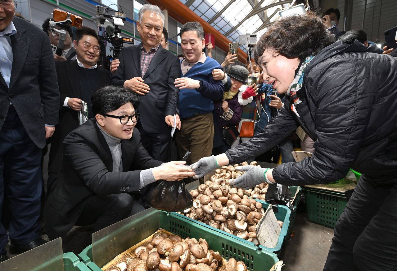 한동훈 전 국민의힘 대표가 22일 서울 동대문구 경동시장을 찾아 시장 상인들과 인사를 나누고 있다. 뉴스1