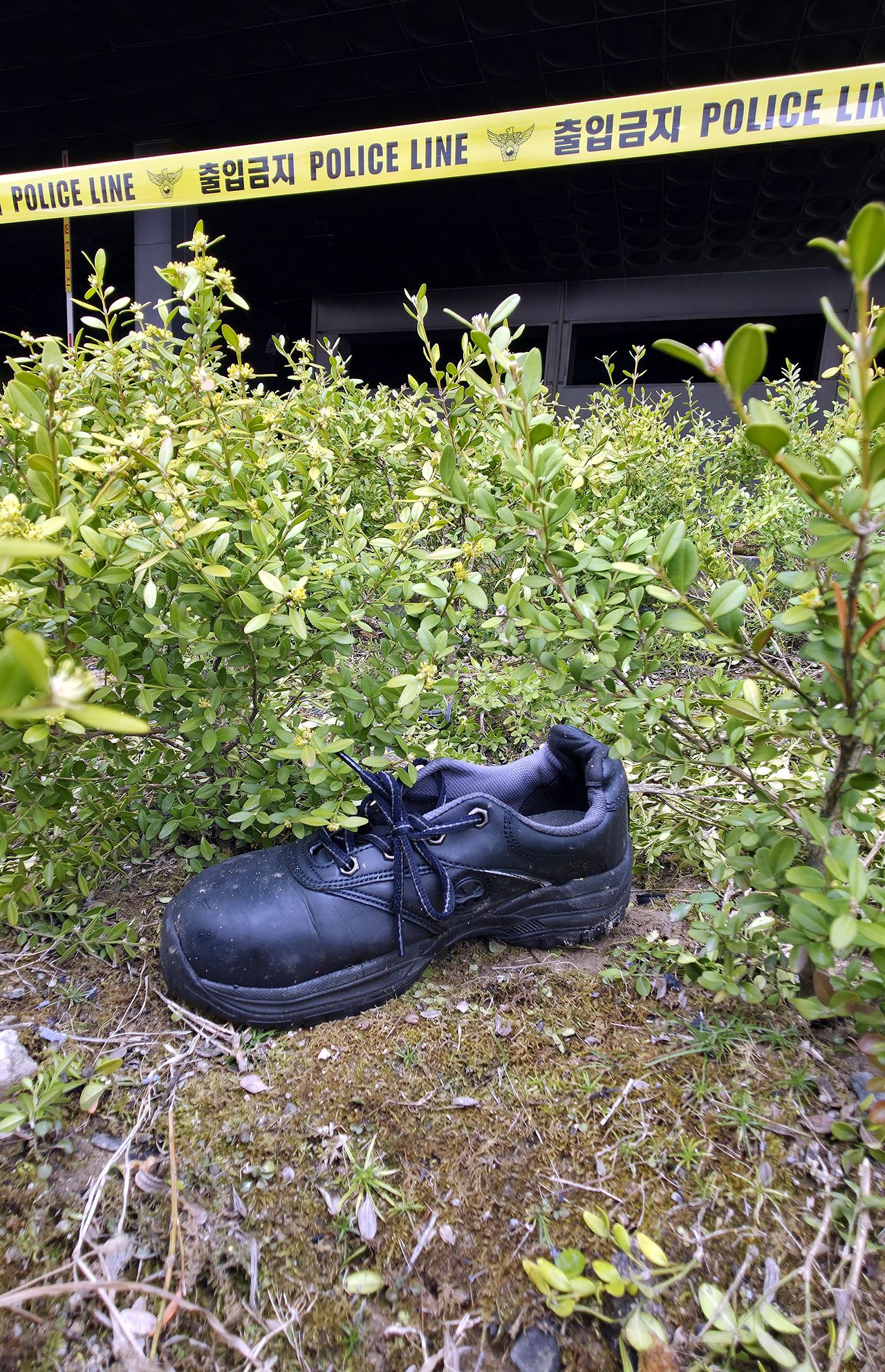 22일 대형화재로 많은 인명 피해가 발생한 대전 대덕산업단지의 한 자동차 부품공장 화재 현장 화단에 부상자의 것으로 보이는 신발이 놓여 있다. 김성태 객원기자
