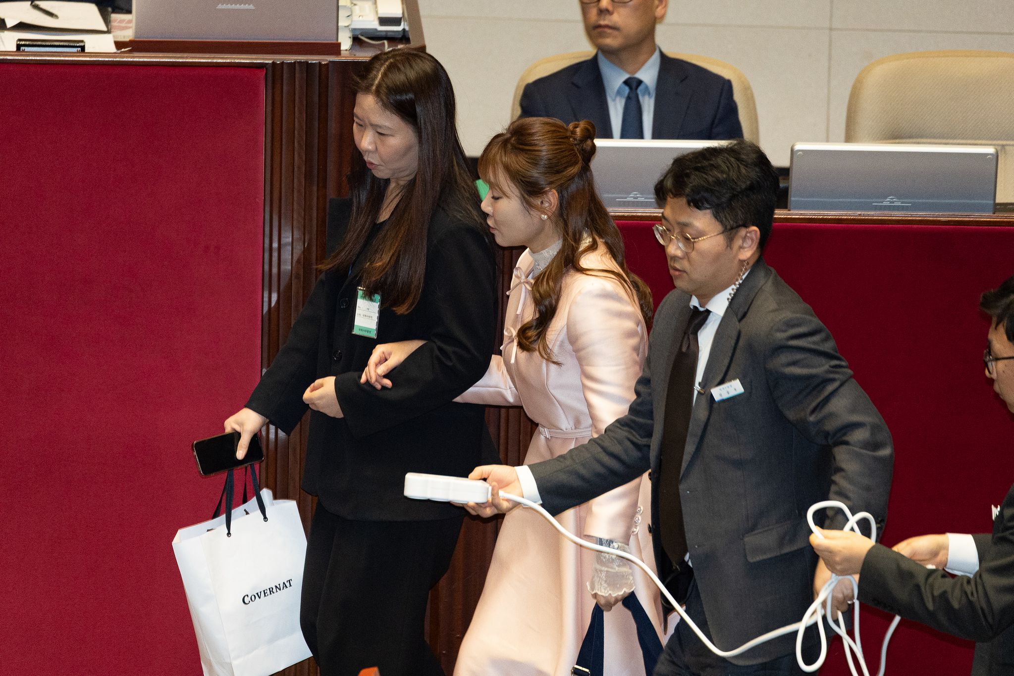 김예지 국민의힘 의원이 지난 21일 서울 여의도 국회에서 열린 제433회 국회(임시회) 제2차 본회의에서 윤석열 정권 정치검찰 조작기소 의혹 사건 진상규명 국정조사계획서 승인의 건에 대한 무제한토론(필리버스터)을 준비하고 있다. 뉴스1