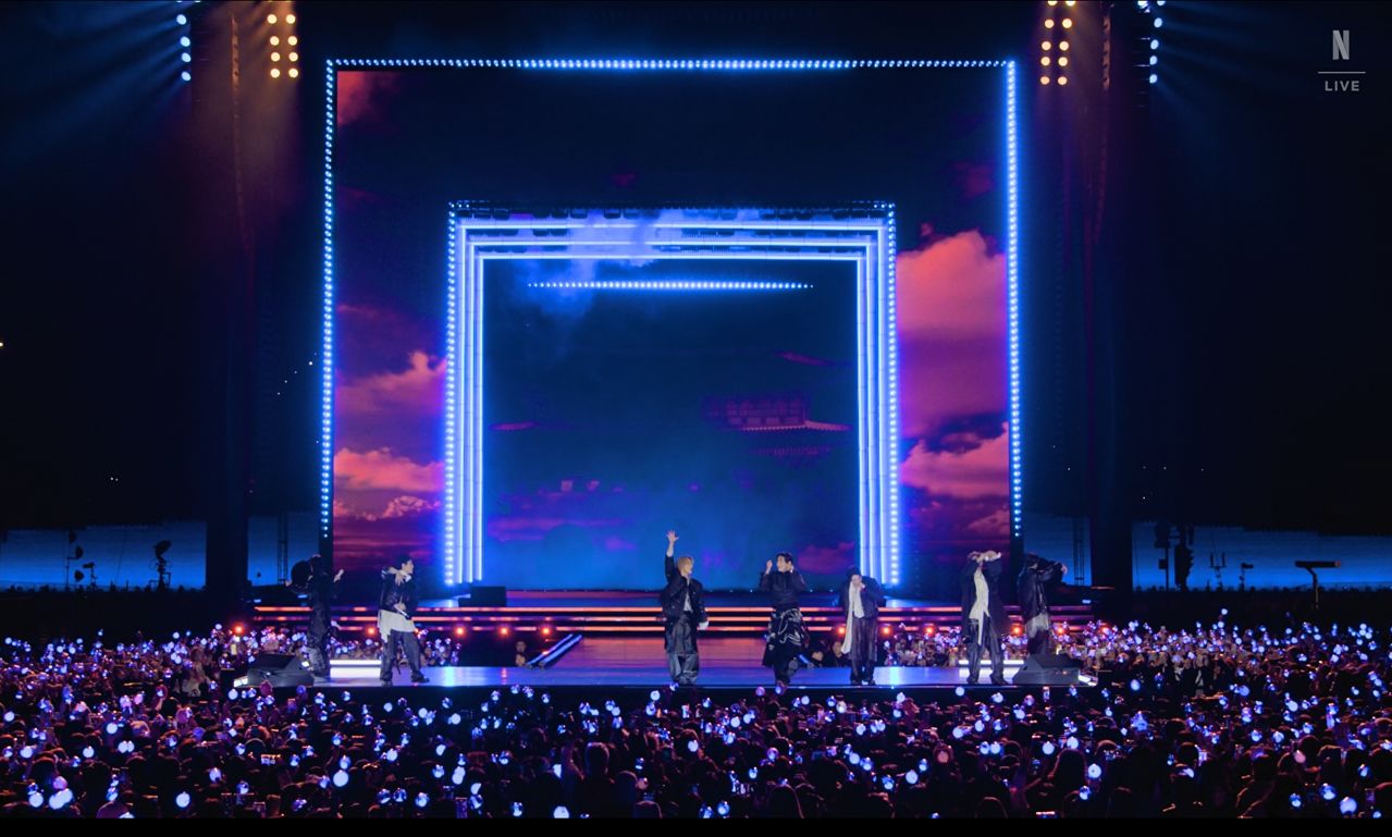 거대한 문 모습의 무대. 사진 빅히트뮤직/넷플릭스