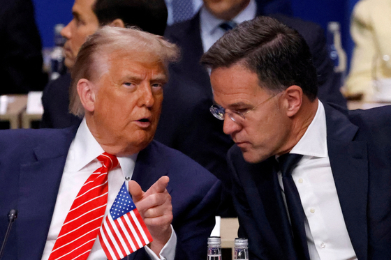 지난해 6월 25일(현지시간) 네덜란드 헤이그에서 열린 자료 사진: 2025년 6월 25일 헤이그에서 열린 북대서양조약기구(NATOㆍ나토) 정상회의에서 도널드 트럼프 미국 대통령(왼쪽)과 마르크 뤼터 나토 사무총장이 대화하고 있다. 로이터=연합뉴스