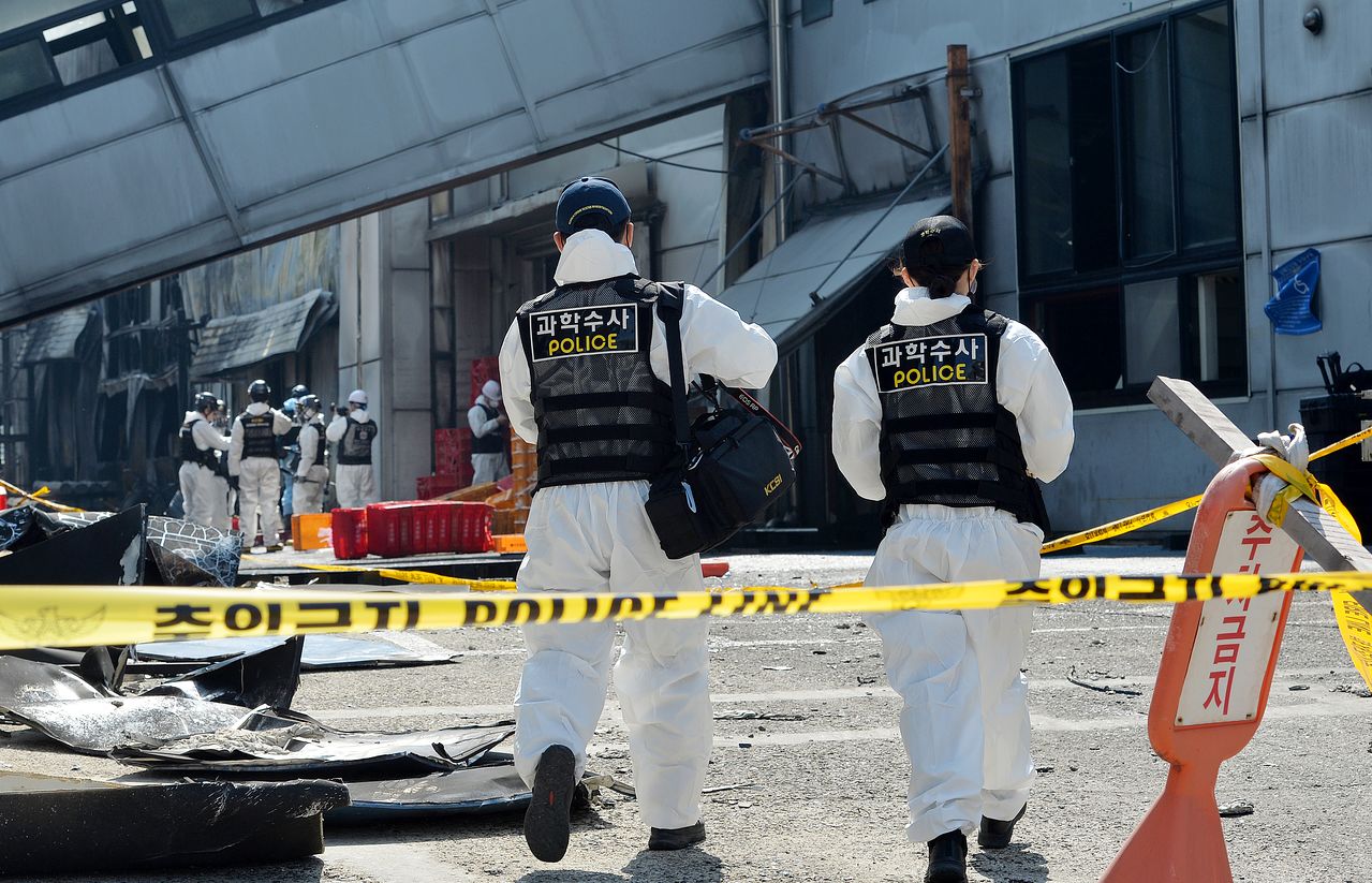 대형화재로 사망과 부상 등 70여명의 인명피해가 발생한 대전 안전공업 화재 현장에서 23일 경찰과 소방, 고용노동부, 국과수 요원 등이 합동으로 화재 감식을 실시하고 있다.김성태 객원기자